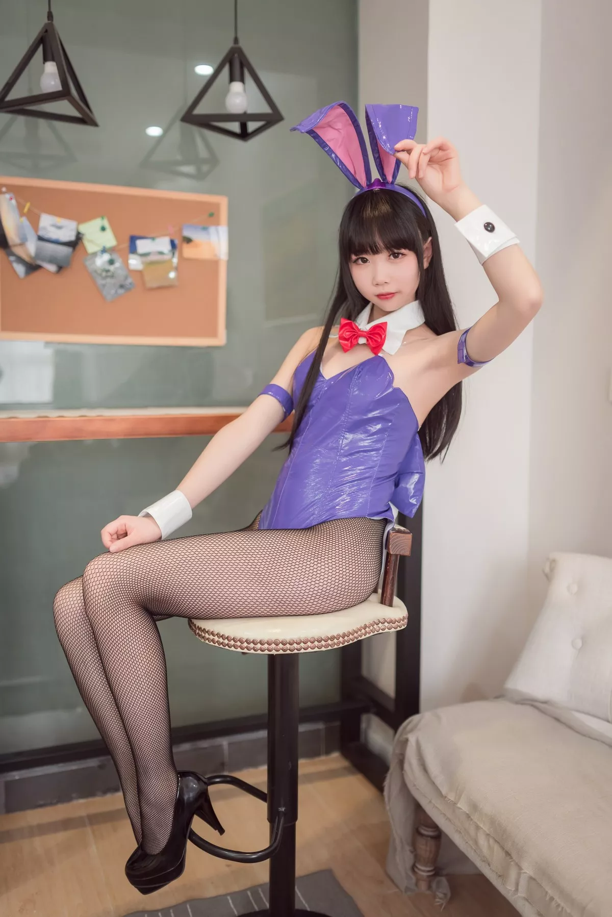 Coser小姐姐雪琪兔女郎主题私房皮质高叉连体衣配黑丝网袜秀翘臀美腿诱惑写真58P