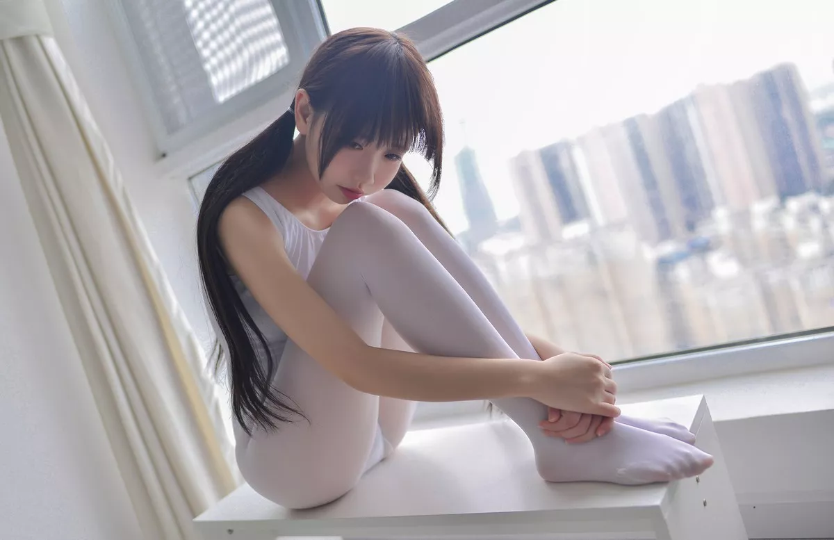 Coser小姐姐雪琪双马尾体操服主题私房窗台性感白色服饰配白丝裤袜诱惑写真25P