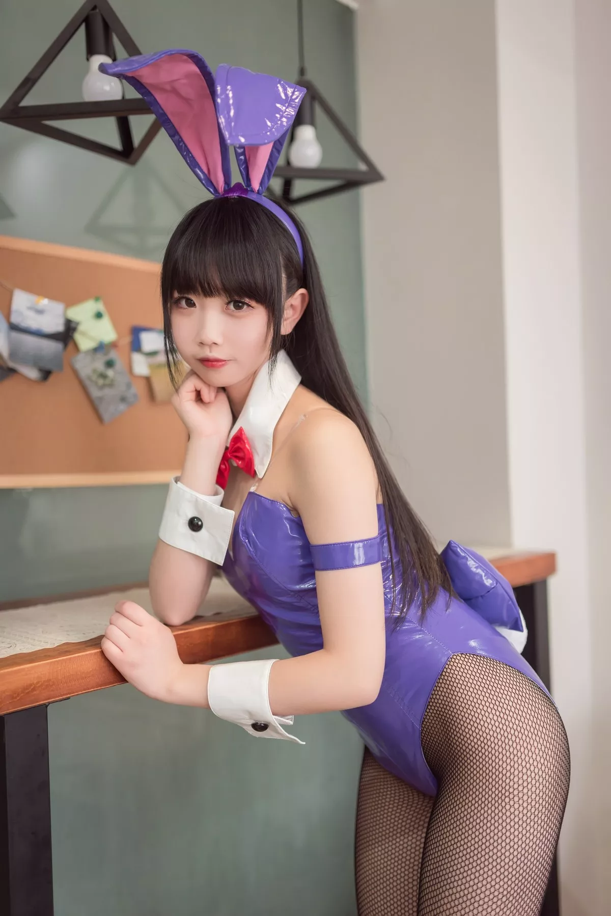 Coser小姐姐雪琪兔女郎主题私房皮质高叉连体衣配黑丝网袜秀翘臀美腿诱惑写真58P