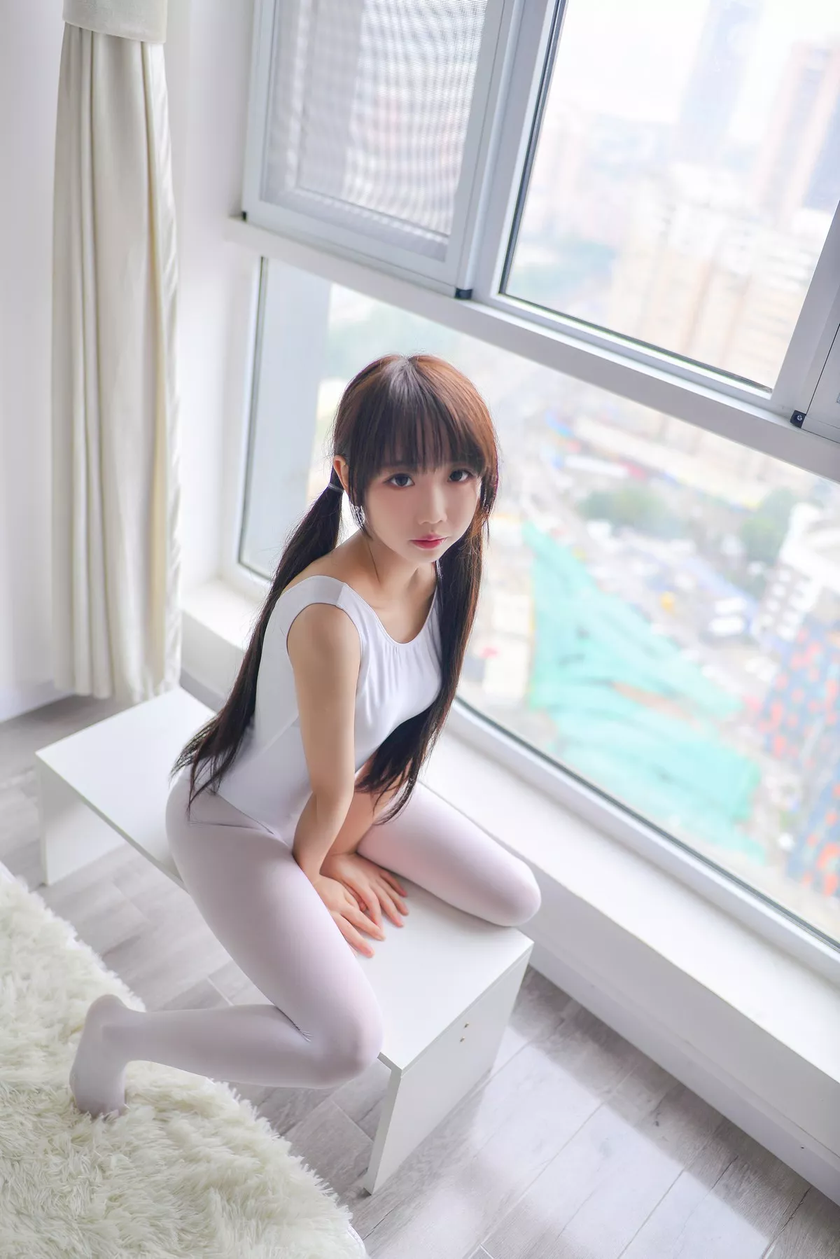 Coser小姐姐雪琪双马尾体操服主题私房窗台性感白色服饰配白丝裤袜诱惑写真25P