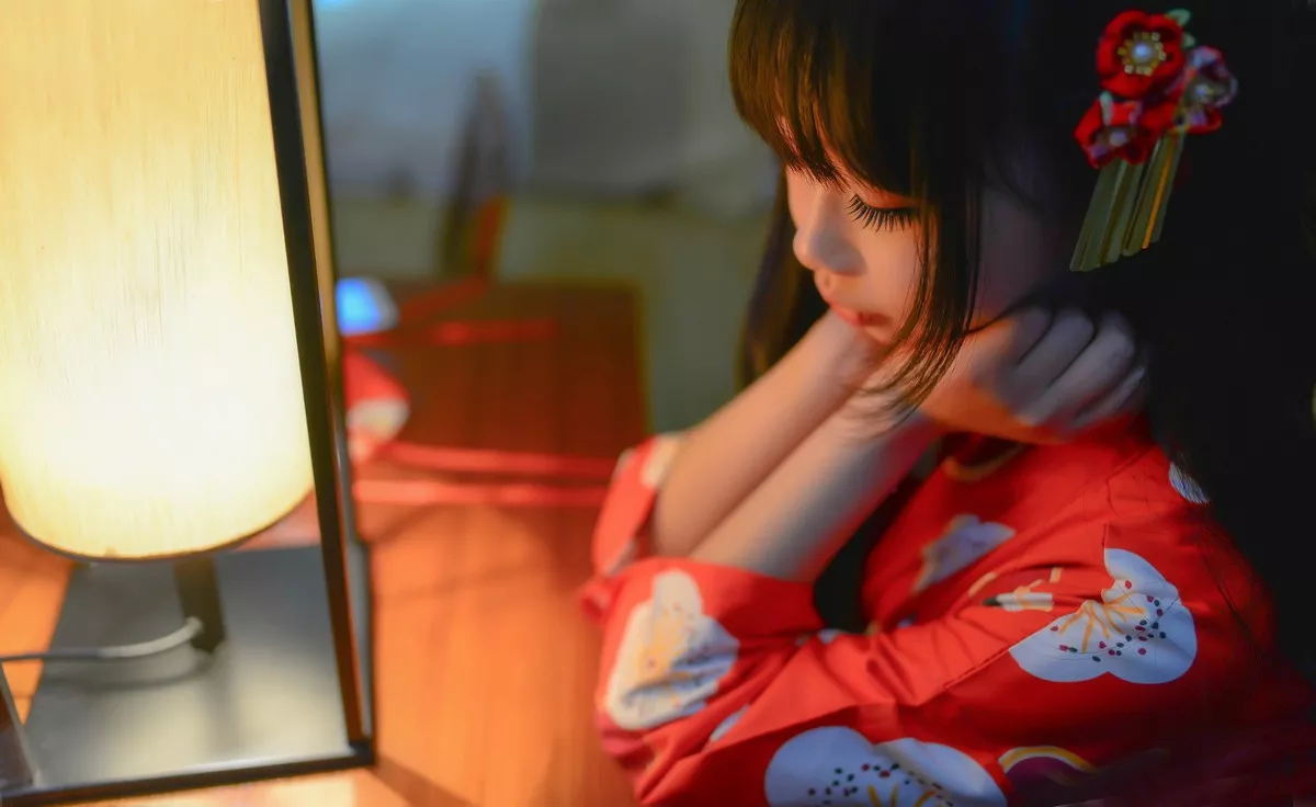 Coser小姐姐雪琪浴衣+睡衣主题私房性感红色和服加白色睡衣秀完美身材诱惑写真25P