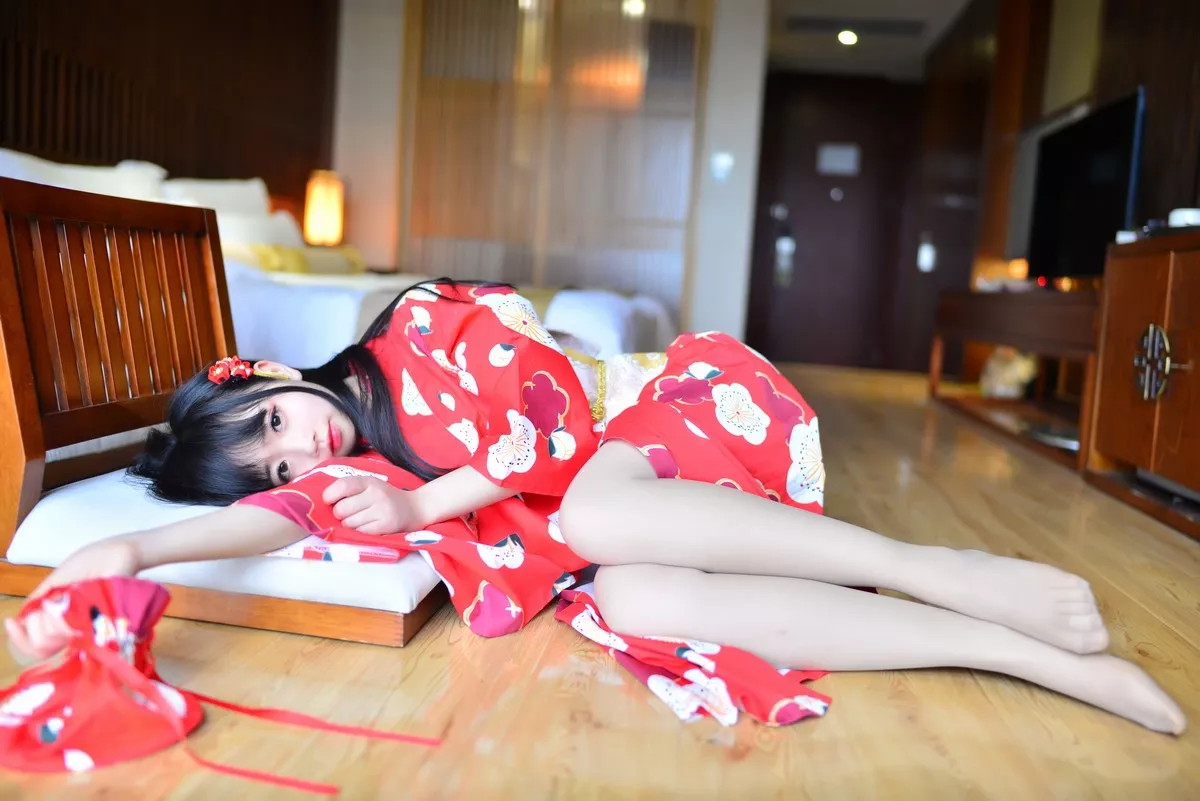 Coser小姐姐雪琪浴衣+睡衣主题私房性感红色和服加白色睡衣秀完美身材诱惑写真25P