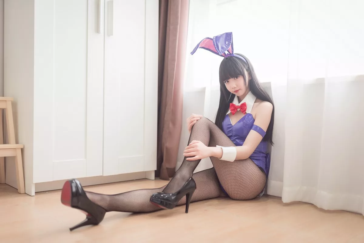 Coser小姐姐雪琪兔女郎主题私房皮质高叉连体衣配黑丝网袜秀翘臀美腿诱惑写真58P