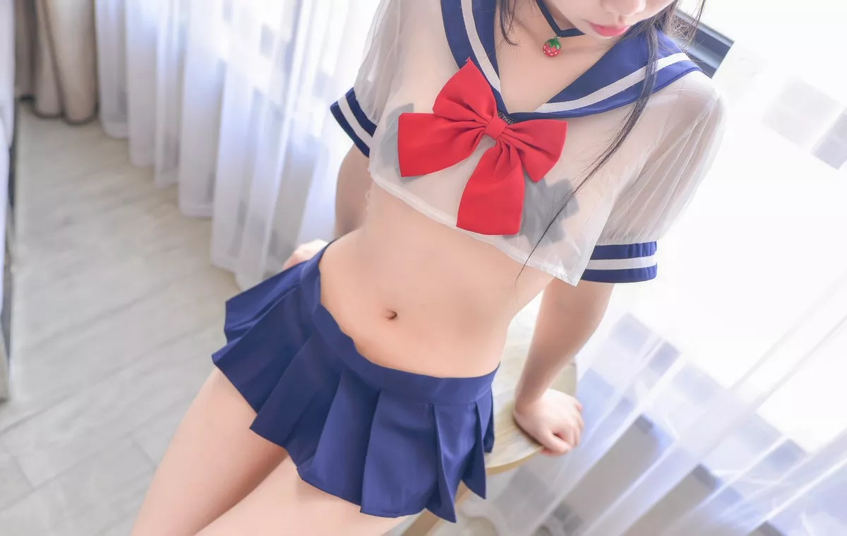 Coser小姐姐雪琪透明JK制服主题私房沙发薄透制服秀豪乳胶带遮点极致诱惑写真20P