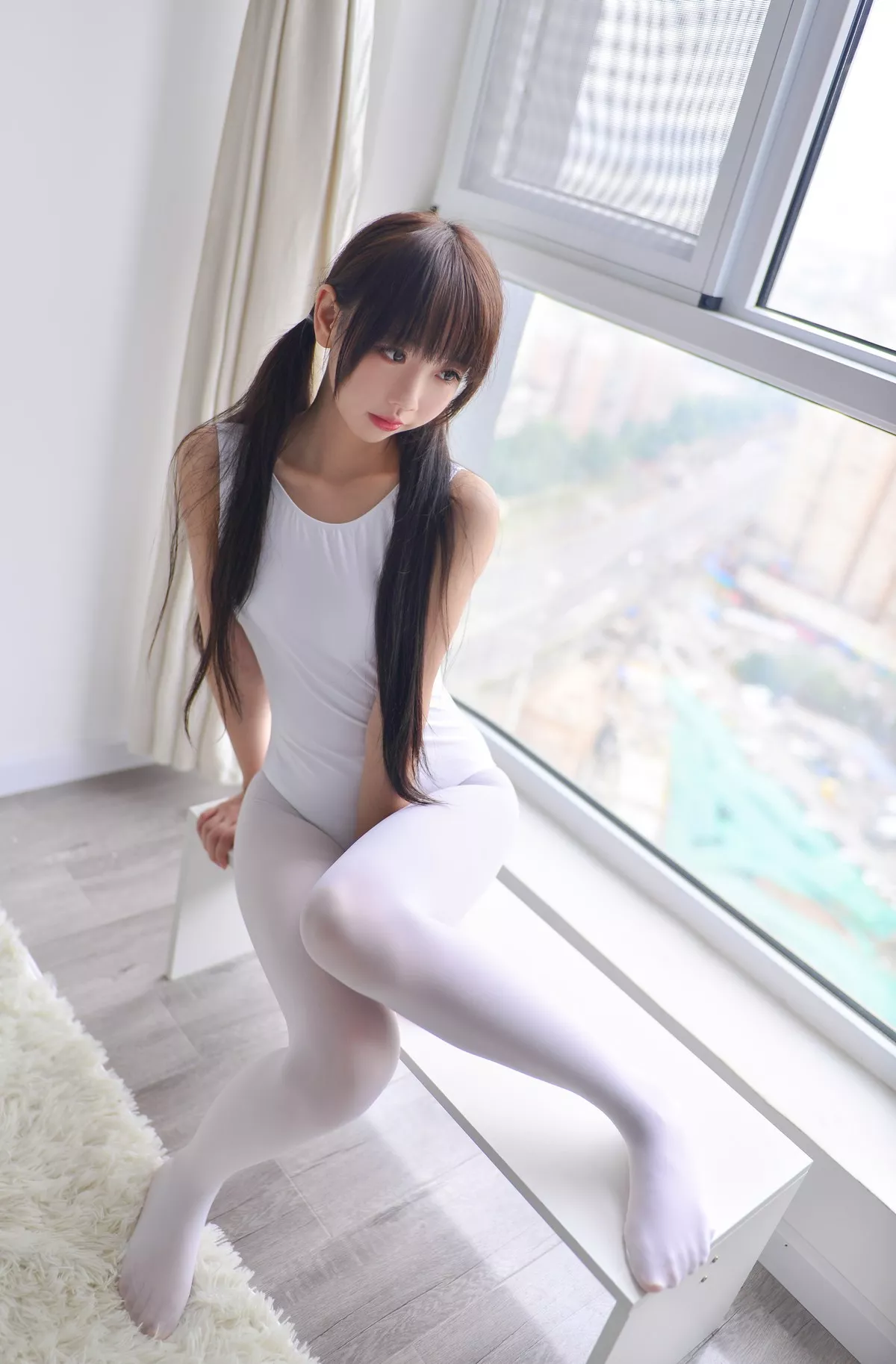Coser小姐姐雪琪双马尾体操服主题私房窗台性感白色服饰配白丝裤袜诱惑写真25P