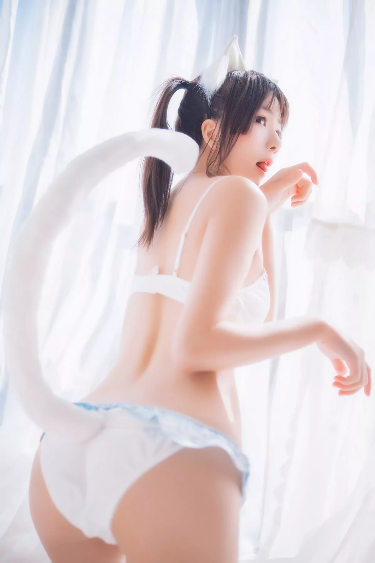 网络美女桜桃喵一只恋爱主题私房性感内衣配白色蕾丝网袜秀翘臀美腿诱惑写真44P