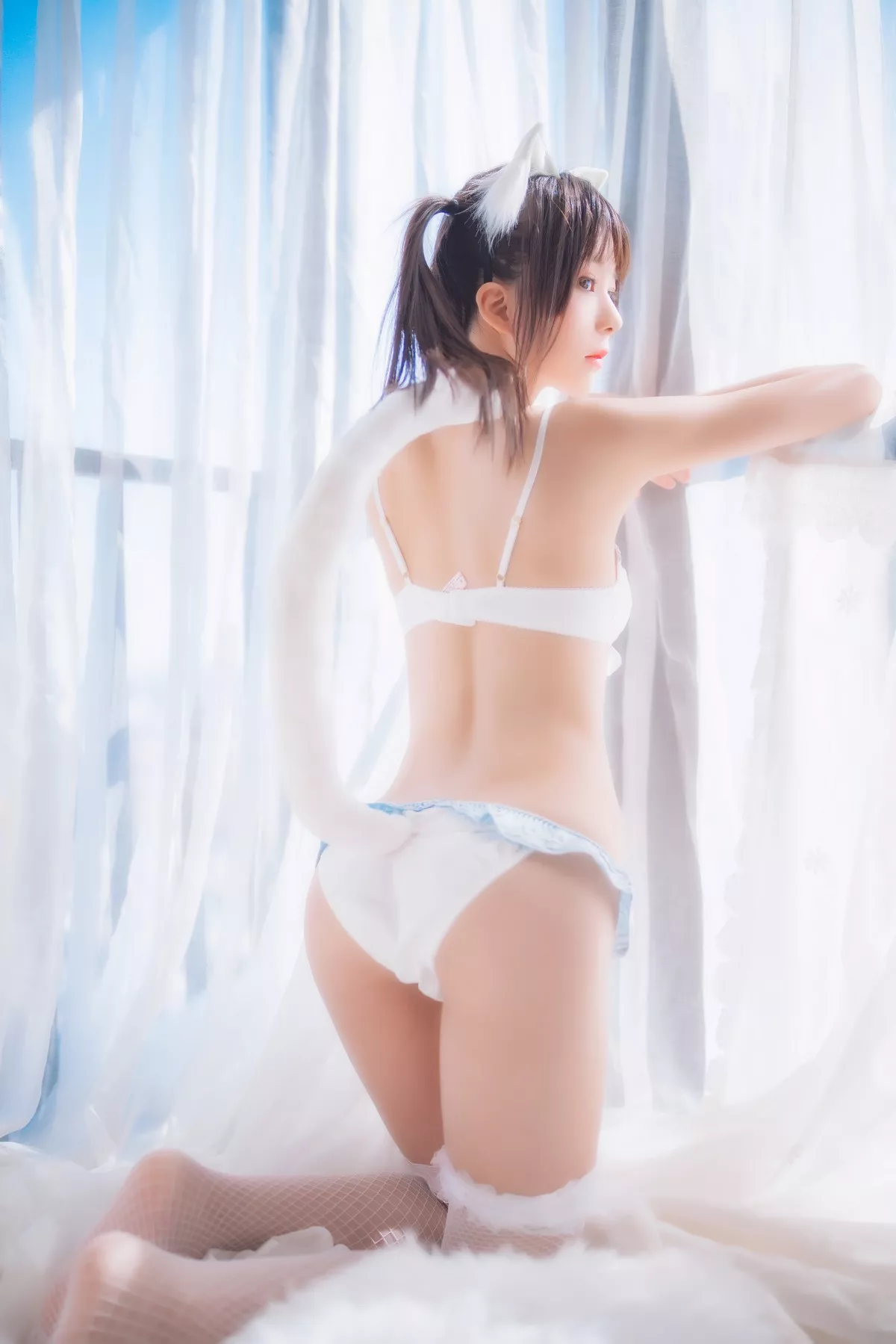 网络美女桜桃喵一只恋爱主题私房性感内衣配白色蕾丝网袜秀翘臀美腿诱惑写真44P