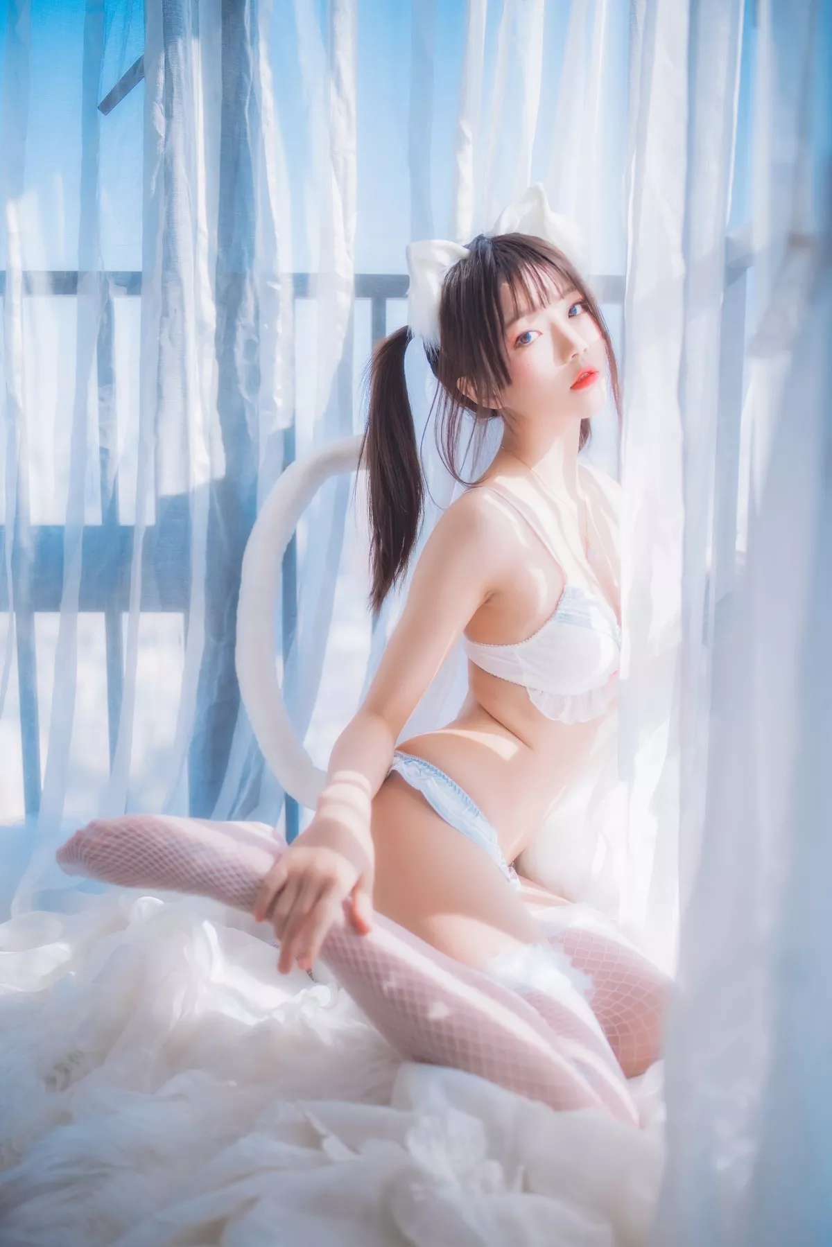 网络美女桜桃喵一只恋爱主题私房性感内衣配白色蕾丝网袜秀翘臀美腿诱惑写真44P