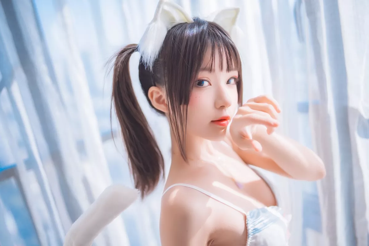 网络美女桜桃喵一只恋爱主题私房性感内衣配白色蕾丝网袜秀翘臀美腿诱惑写真44P