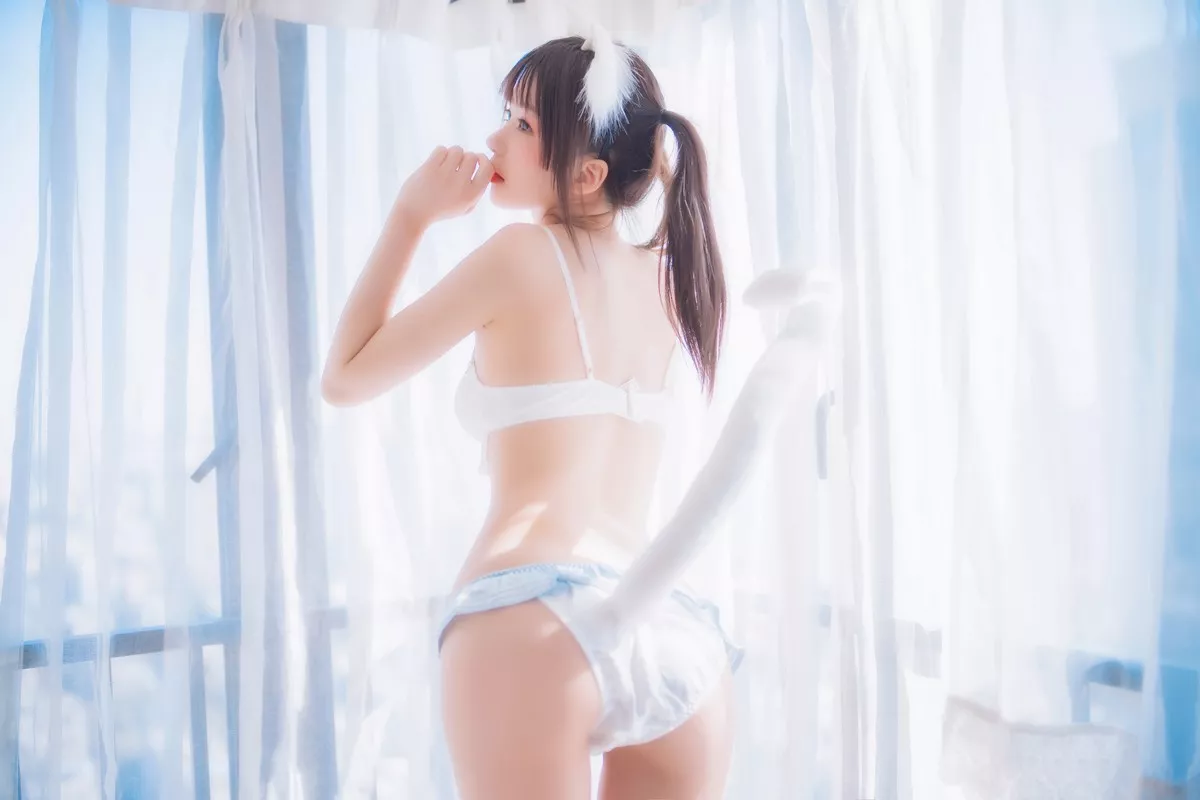 网络美女桜桃喵一只恋爱主题私房性感内衣配白色蕾丝网袜秀翘臀美腿诱惑写真44P
