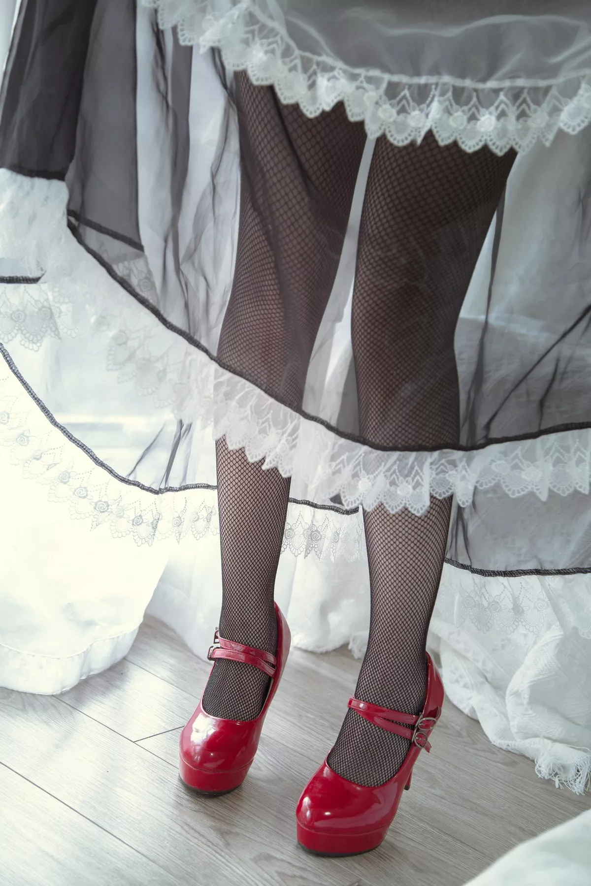 微博妹子Fushii_海堂黑白女仆主题私房薄透女仆装配黑丝网袜秀美腿撩人诱惑写真30P