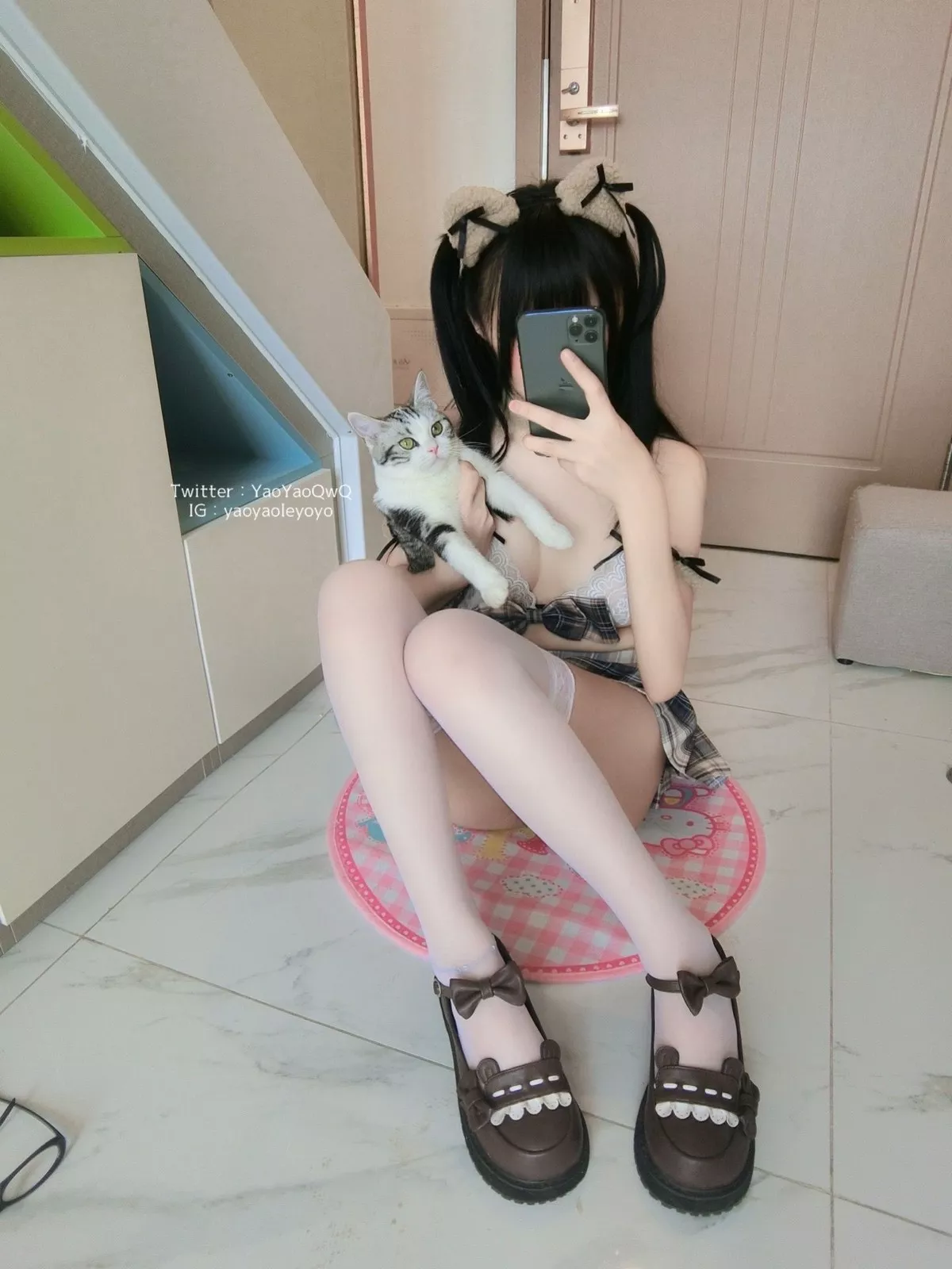 萌妹子Coser摇摇乐yoyo请温柔一点主题私房超短裙下性感丁字裤撩人诱惑写真59P