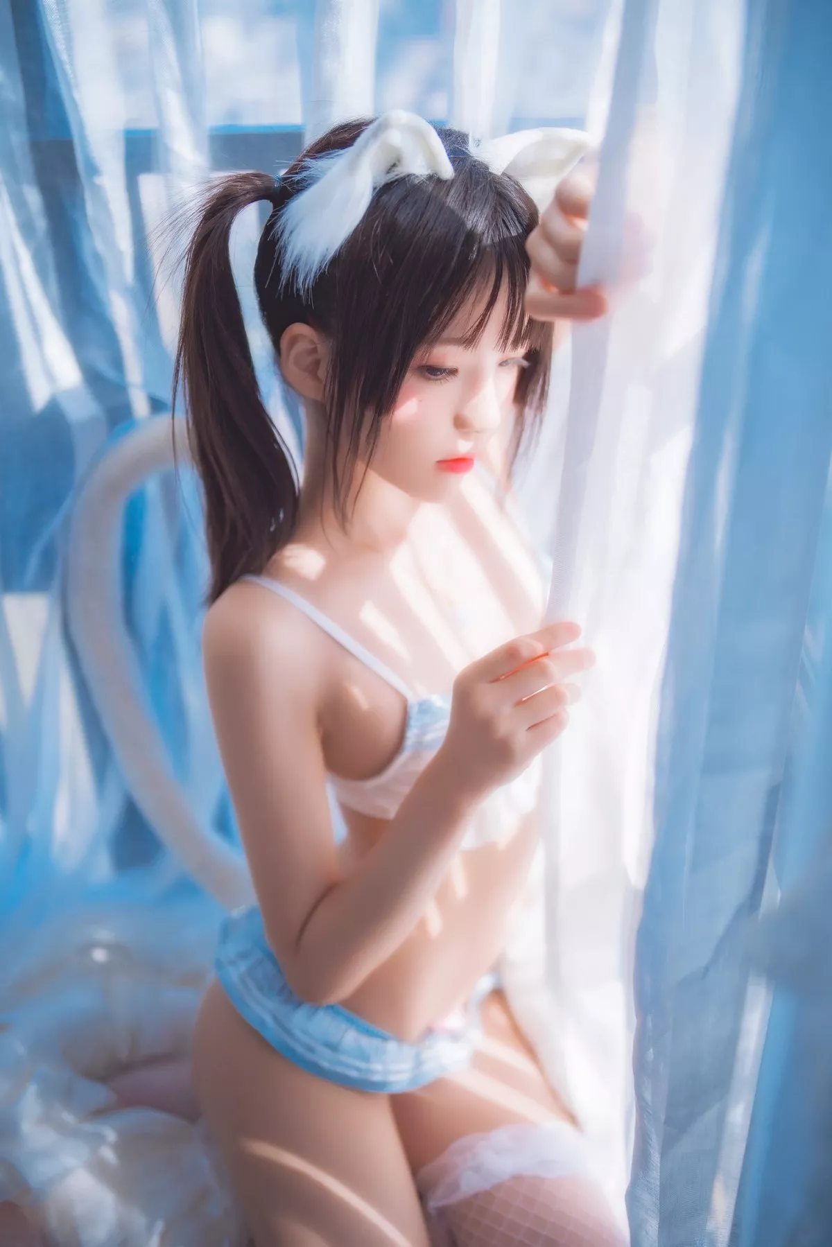 网络美女桜桃喵一只恋爱主题私房性感内衣配白色蕾丝网袜秀翘臀美腿诱惑写真44P