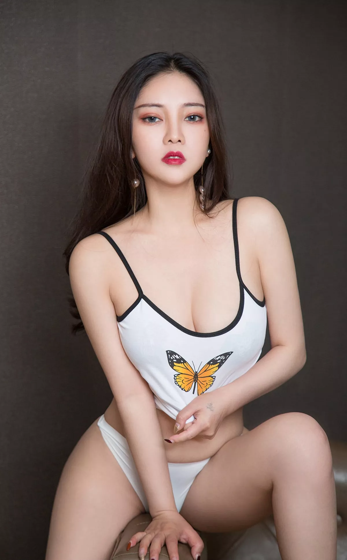 [Ugirls爱尤物]No.2241_模特Anna苏拉收藏尤物主题私房白色吊带半撩露豪乳诱惑写真35P