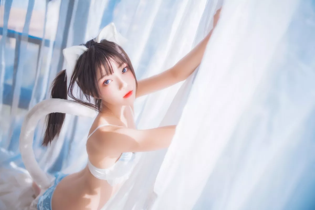 网络美女桜桃喵一只恋爱主题私房性感内衣配白色蕾丝网袜秀翘臀美腿诱惑写真44P