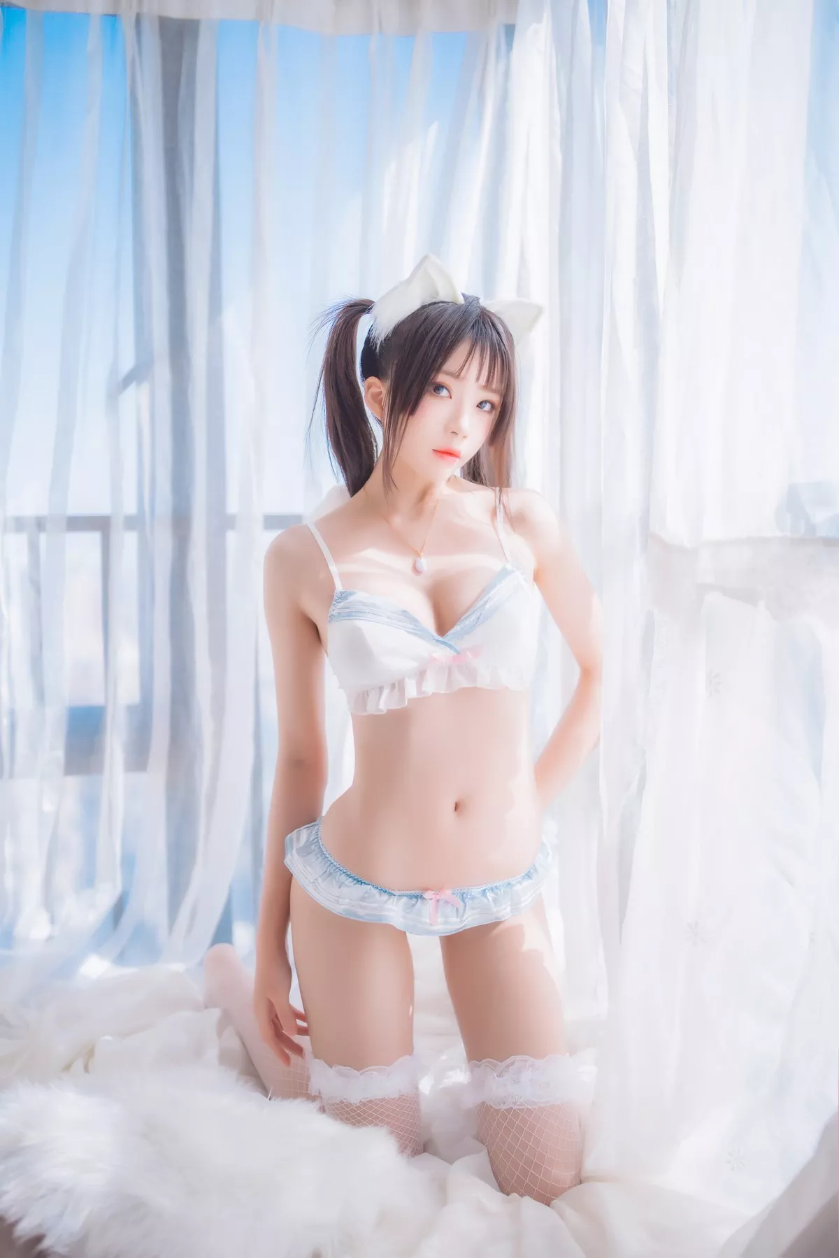 网络美女桜桃喵一只恋爱主题私房性感内衣配白色蕾丝网袜秀翘臀美腿诱惑写真44P