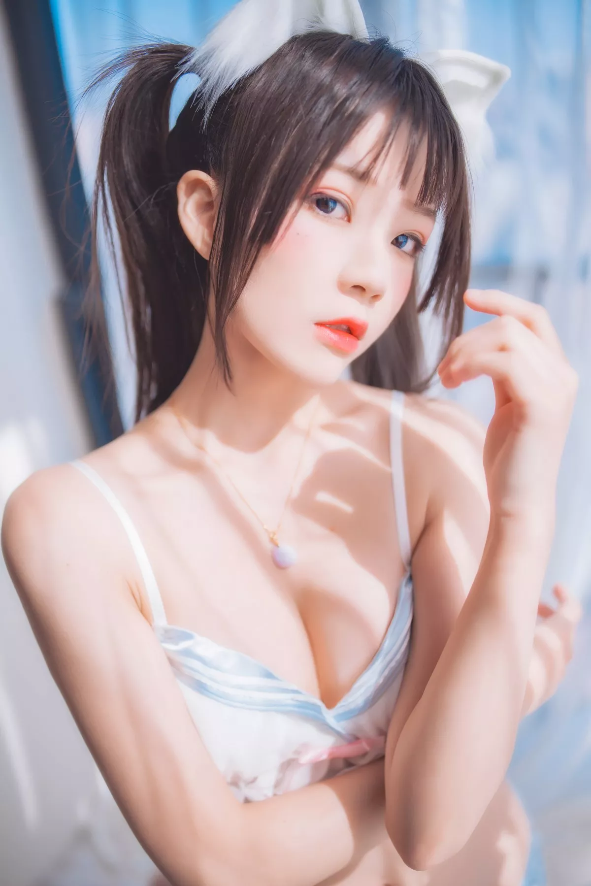 网络美女桜桃喵一只恋爱主题私房性感内衣配白色蕾丝网袜秀翘臀美腿诱惑写真44P
