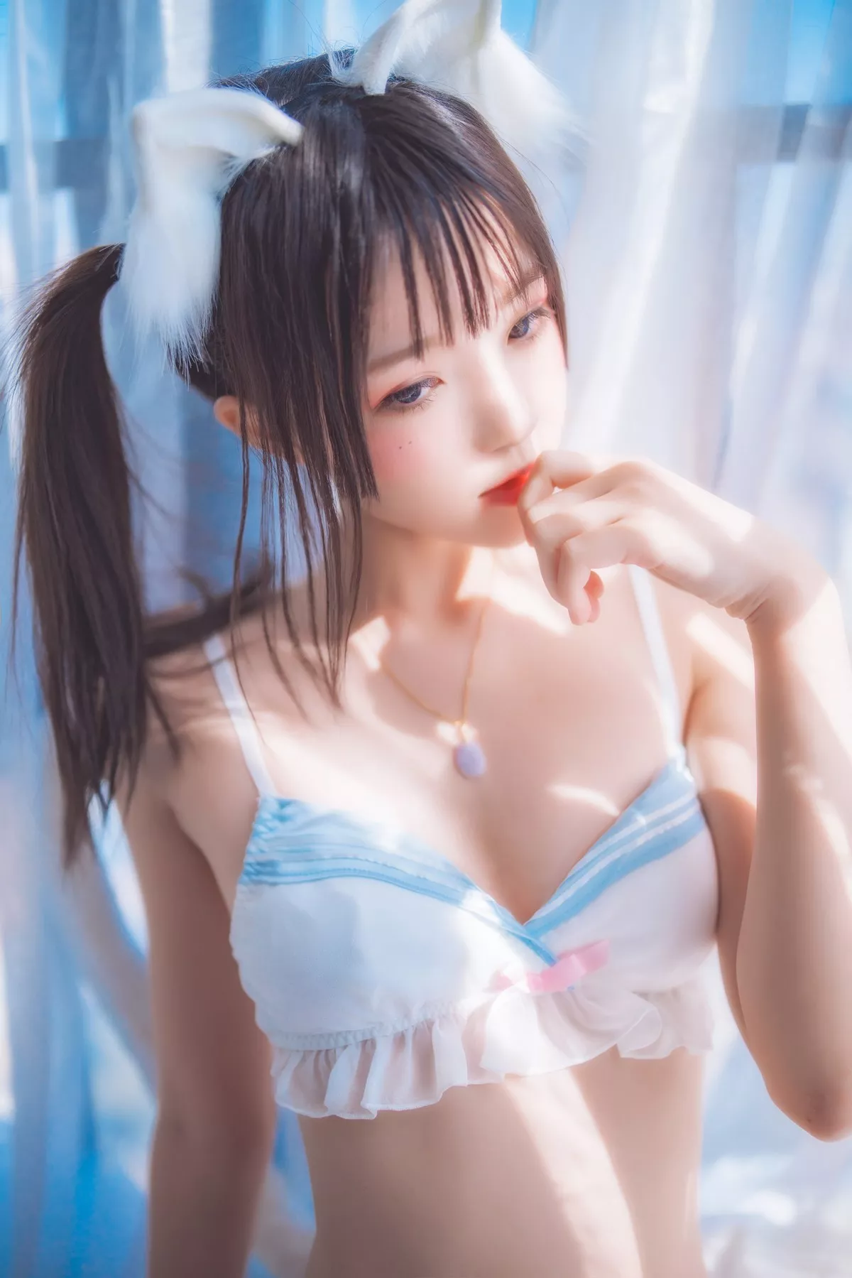 网络美女桜桃喵一只恋爱主题私房性感内衣配白色蕾丝网袜秀翘臀美腿诱惑写真44P