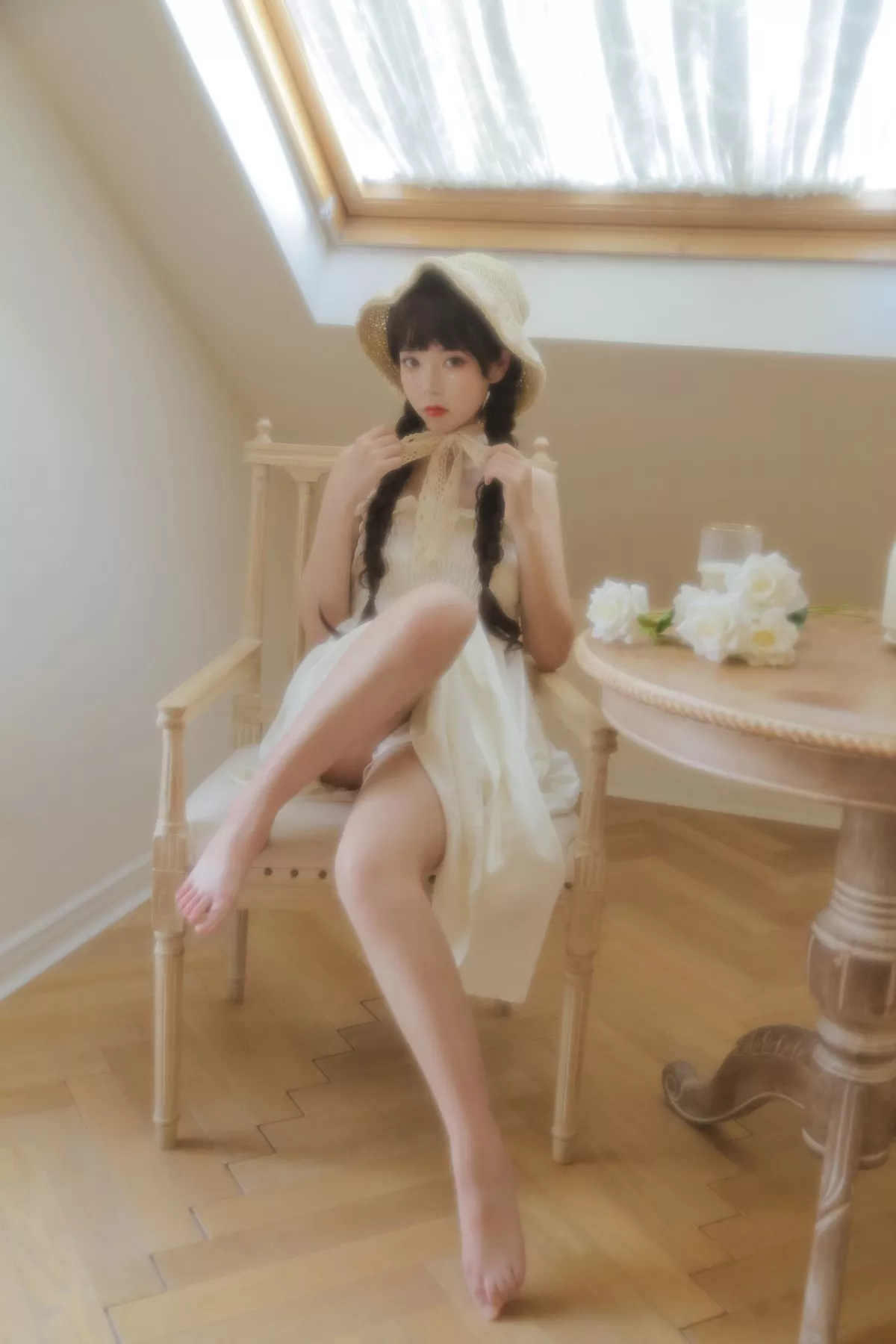 微博妹子Fushii_海堂近距离恋爱主题居家私房性感白色吊带裙秀白嫩美腿诱惑写真40P