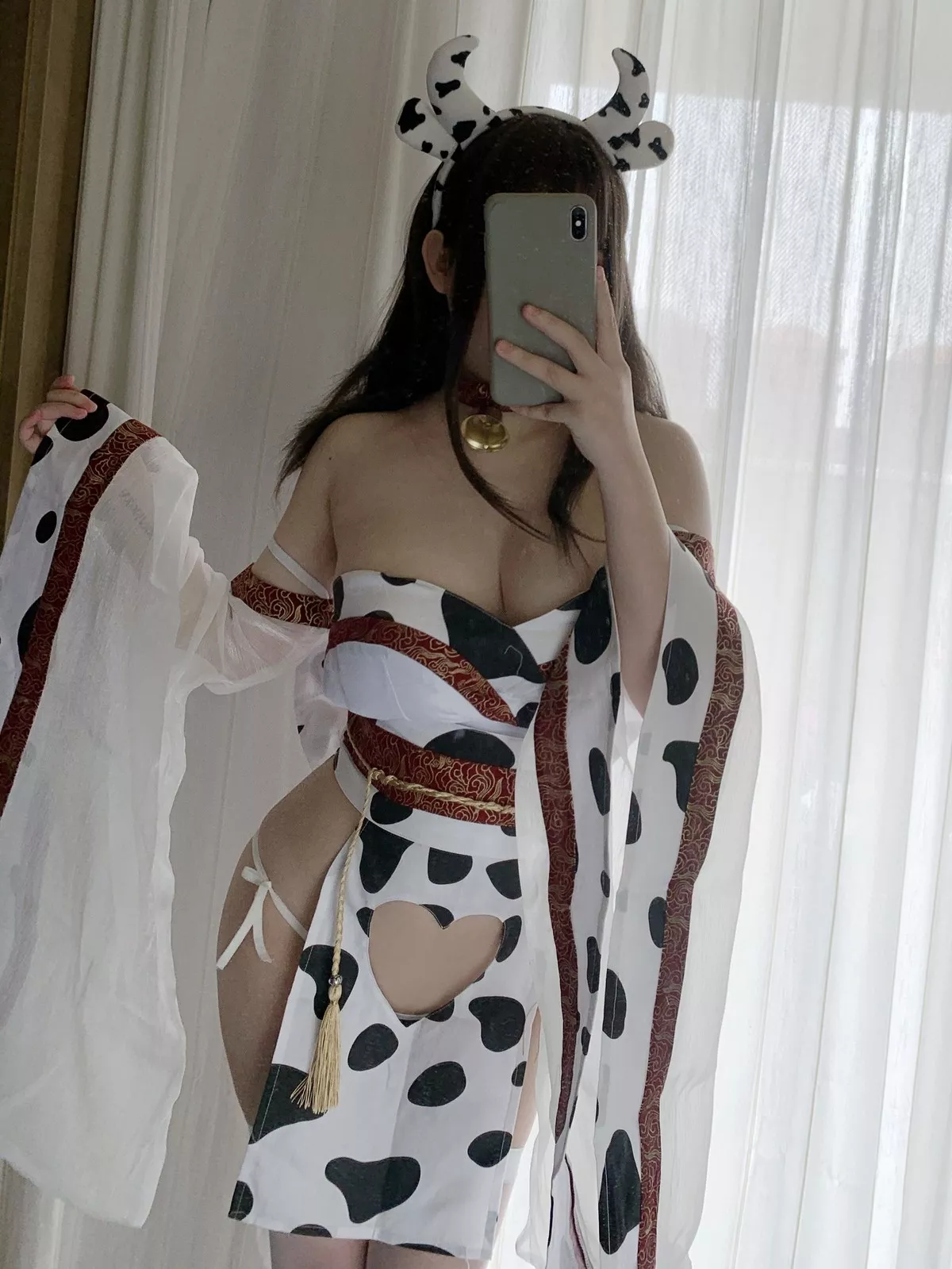 蜜桃少女是依酱呀牛牛和服主题私房脱性感和服露奶牛内衣秀丰满身材诱惑写真34P