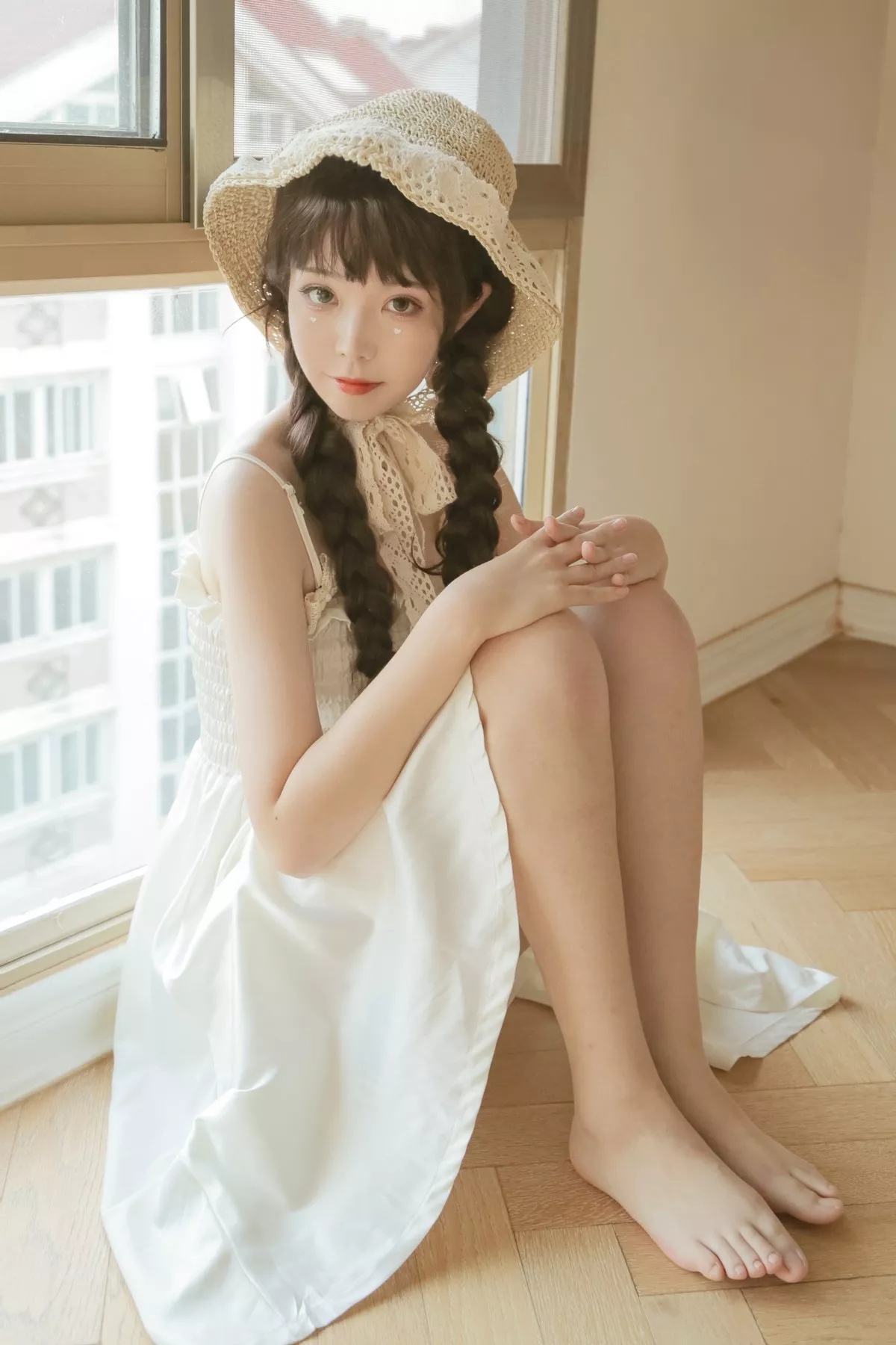 微博妹子Fushii_海堂近距离恋爱主题居家私房性感白色吊带裙秀白嫩美腿诱惑写真40P
