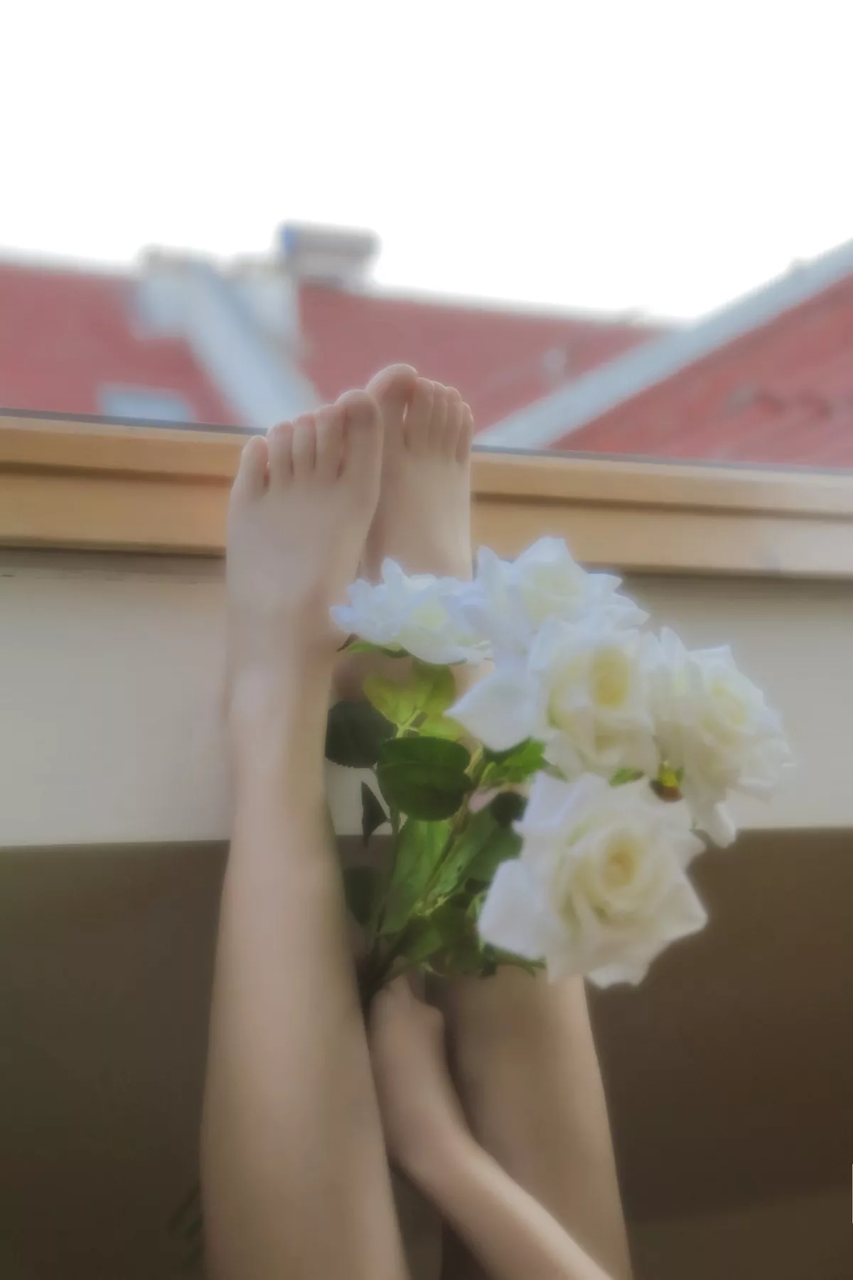 微博妹子Fushii_海堂近距离恋爱主题居家私房性感白色吊带裙秀白嫩美腿诱惑写真40P