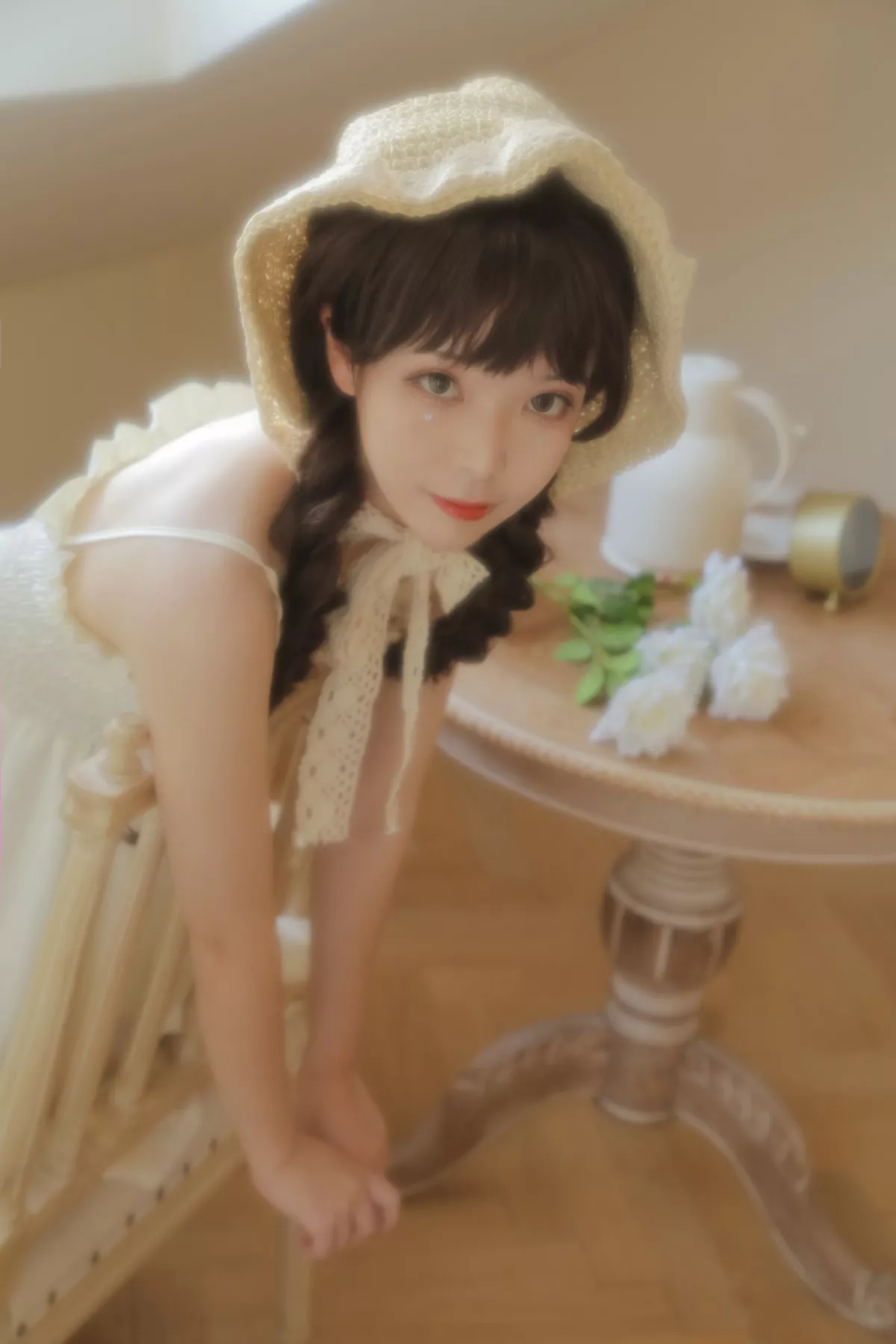 微博妹子Fushii_海堂近距离恋爱主题居家私房性感白色吊带裙秀白嫩美腿诱惑写真40P