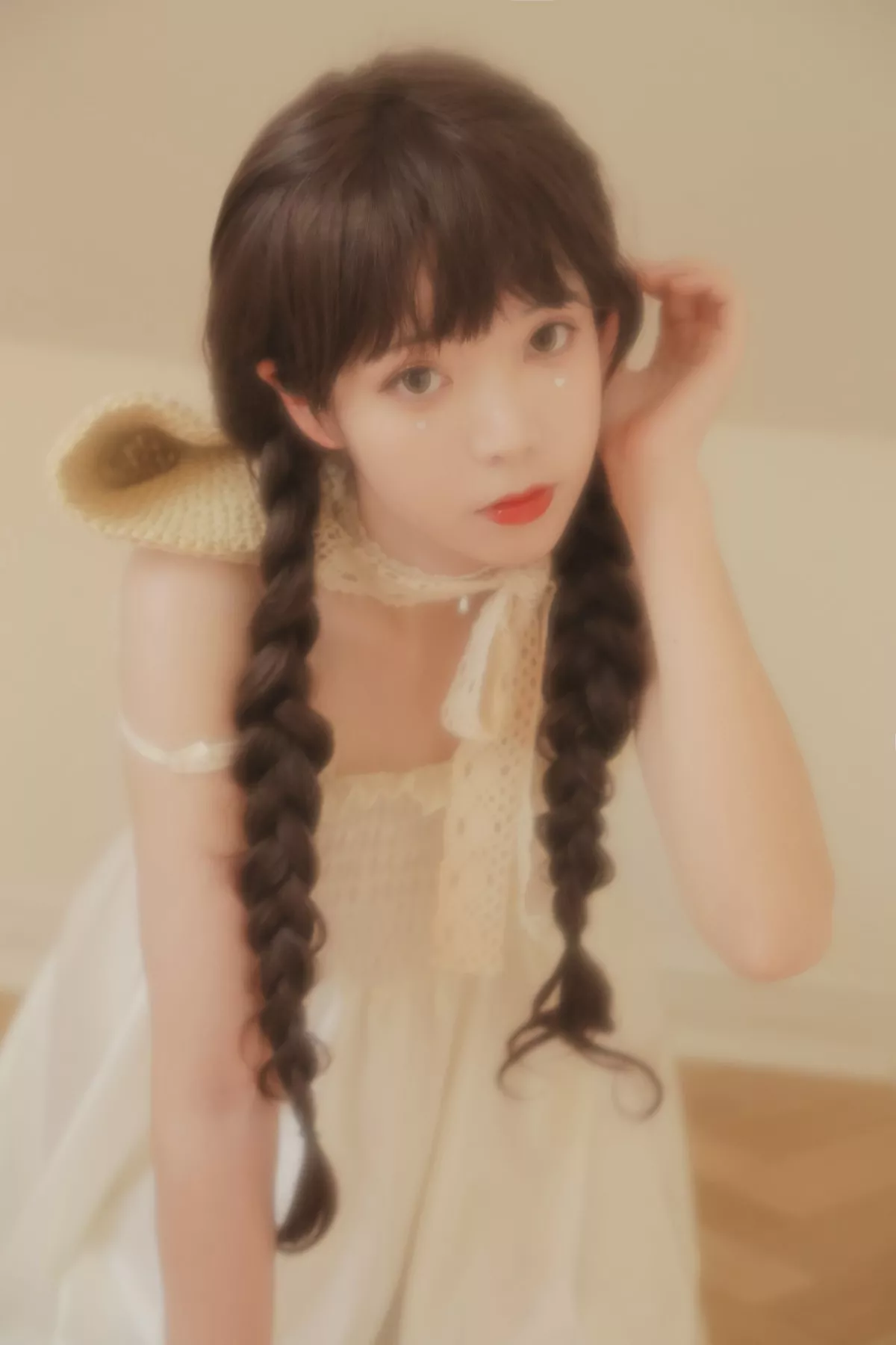 微博妹子Fushii_海堂近距离恋爱主题居家私房性感白色吊带裙秀白嫩美腿诱惑写真40P
