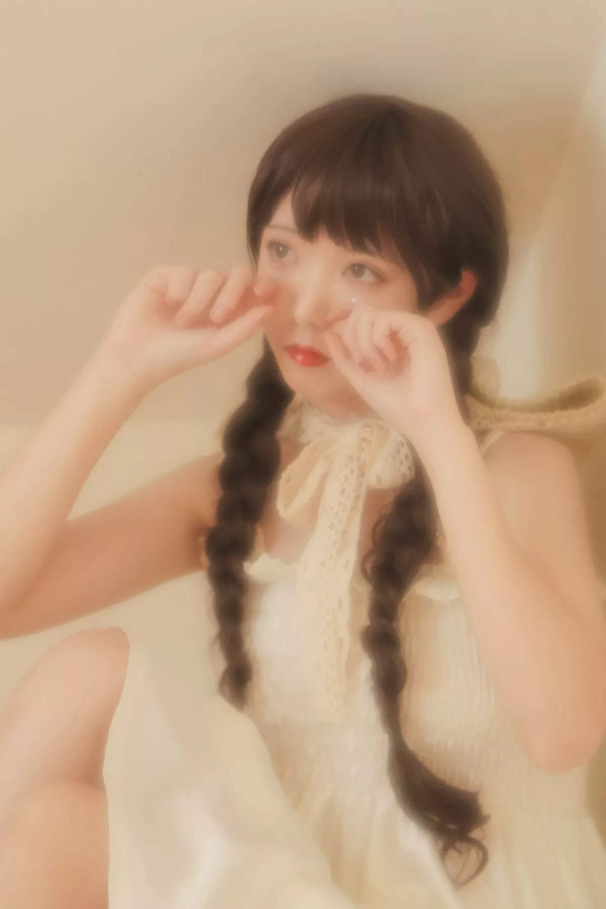 微博妹子Fushii_海堂近距离恋爱主题居家私房性感白色吊带裙秀白嫩美腿诱惑写真40P