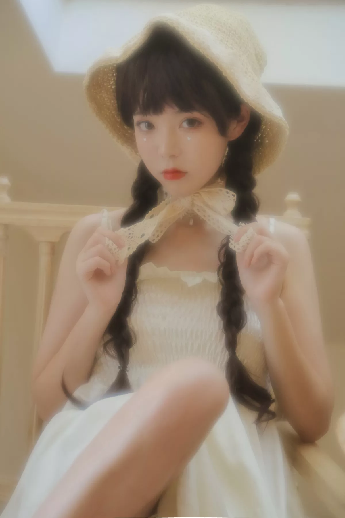 微博妹子Fushii_海堂近距离恋爱主题居家私房性感白色吊带裙秀白嫩美腿诱惑写真40P