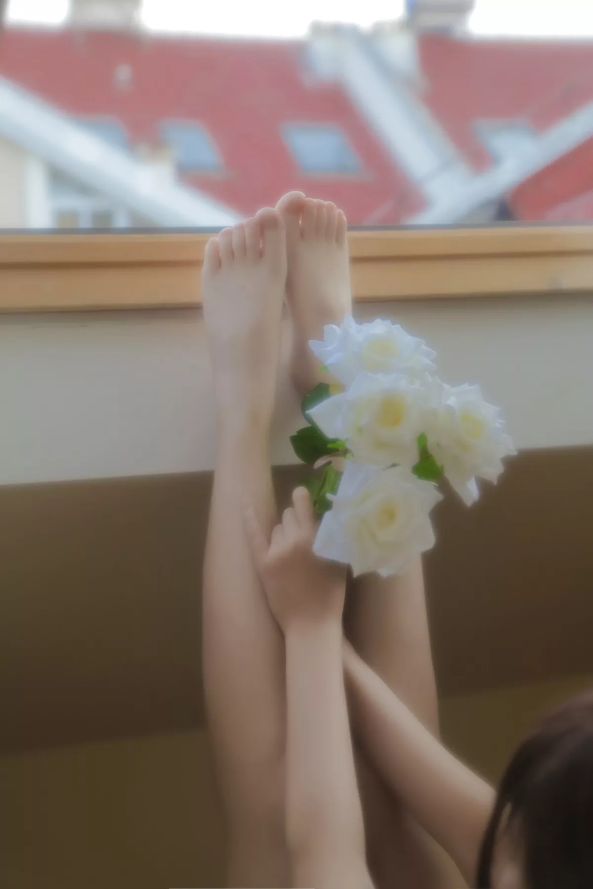 微博妹子Fushii_海堂近距离恋爱主题居家私房性感白色吊带裙秀白嫩美腿诱惑写真40P