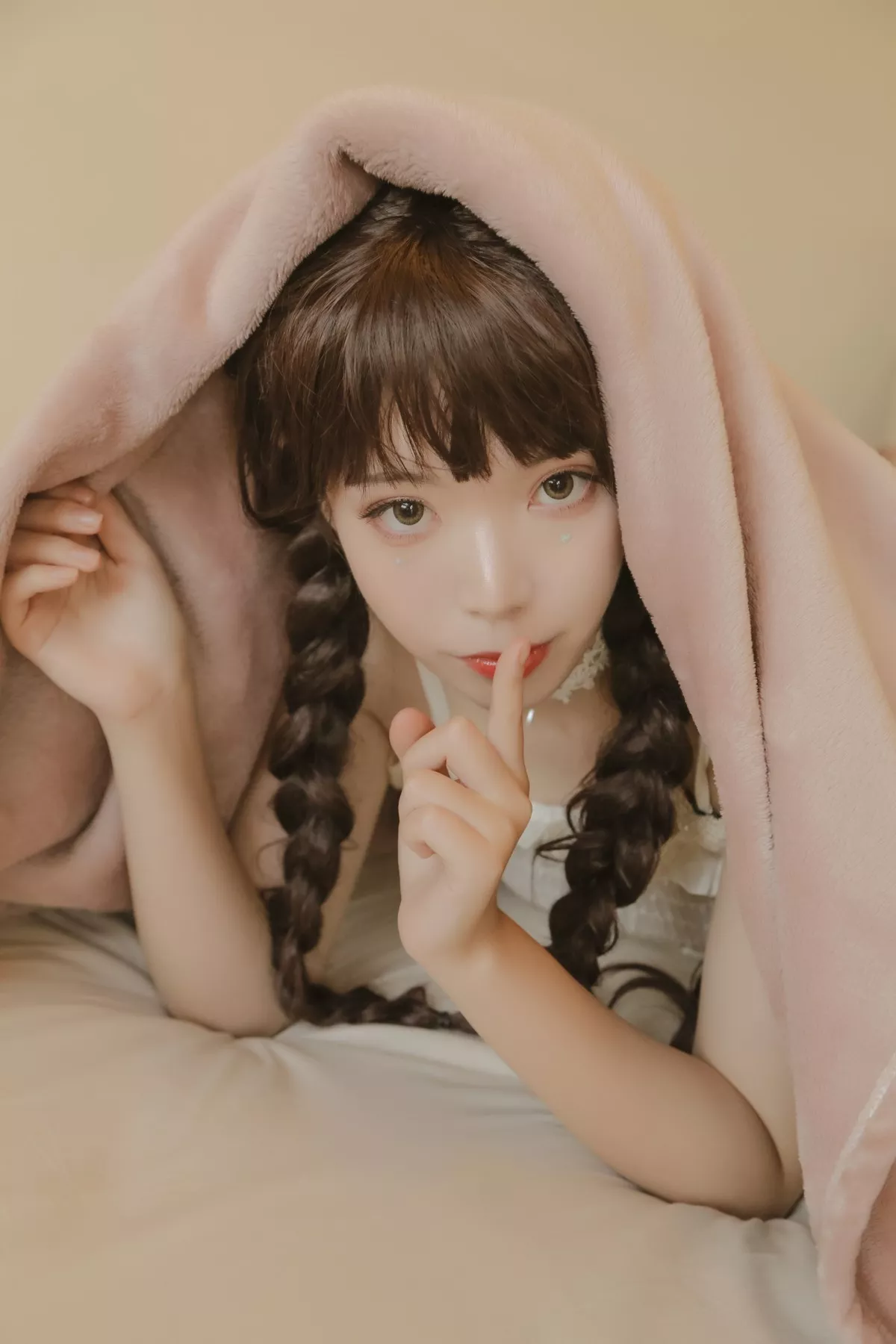 微博妹子Fushii_海堂近距离恋爱主题居家私房性感白色吊带裙秀白嫩美腿诱惑写真40P