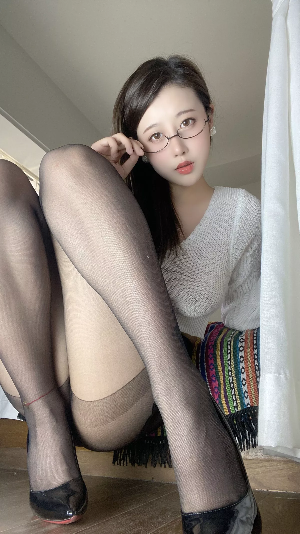 萌妹奈汐酱nice姐姐主题私房真空白色毛衣半脱露傲人豪乳遮点惹火诱惑写真75P