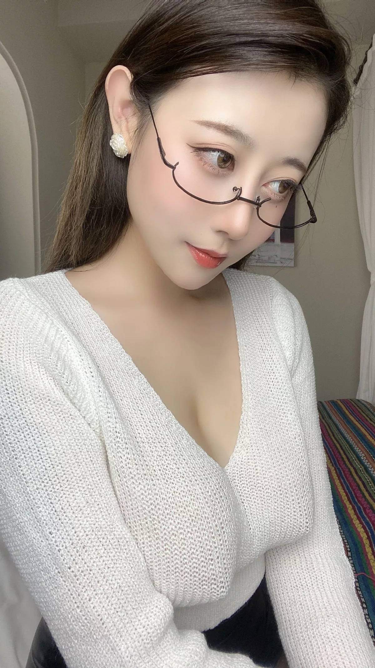 萌妹奈汐酱nice姐姐主题私房真空白色毛衣半脱露傲人豪乳遮点惹火诱惑写真75P