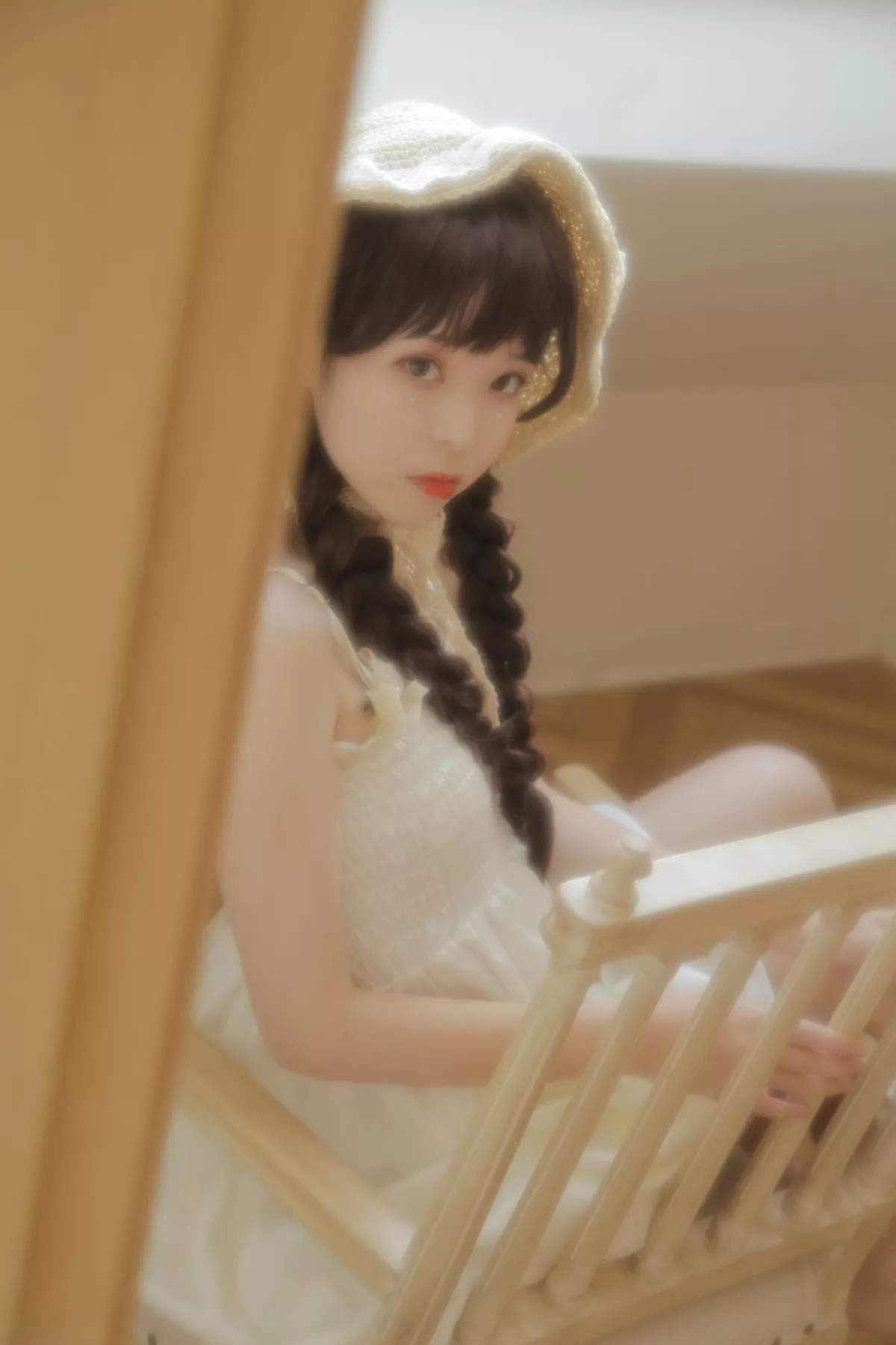 微博妹子Fushii_海堂近距离恋爱主题居家私房性感白色吊带裙秀白嫩美腿诱惑写真40P