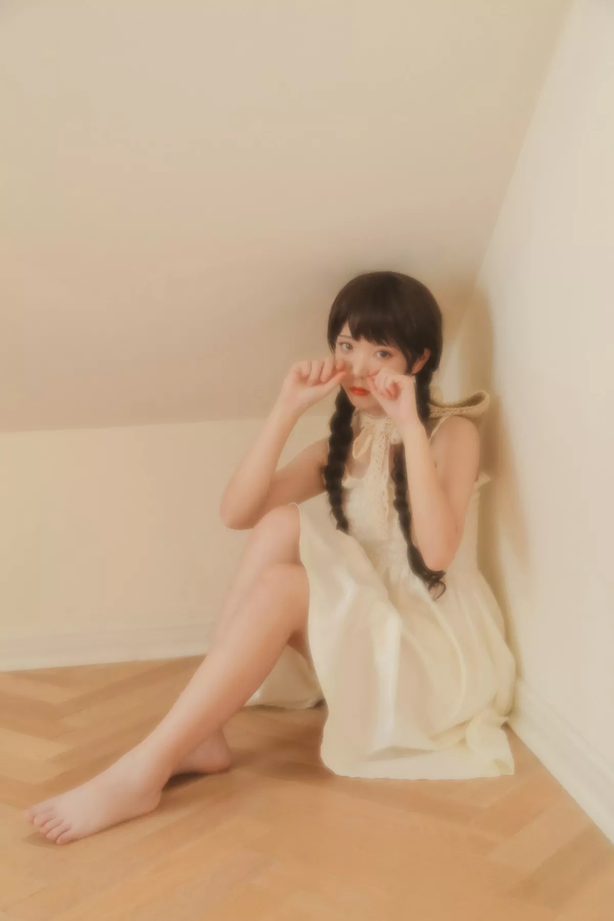 微博妹子Fushii_海堂近距离恋爱主题居家私房性感白色吊带裙秀白嫩美腿诱惑写真40P