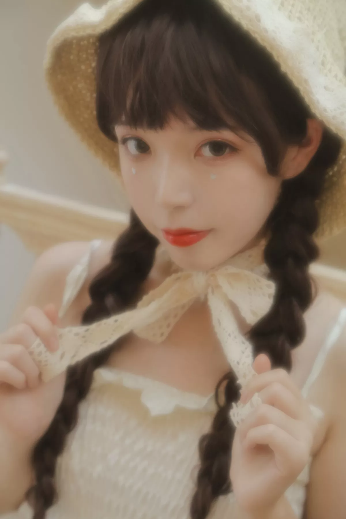 微博妹子Fushii_海堂近距离恋爱主题居家私房性感白色吊带裙秀白嫩美腿诱惑写真40P