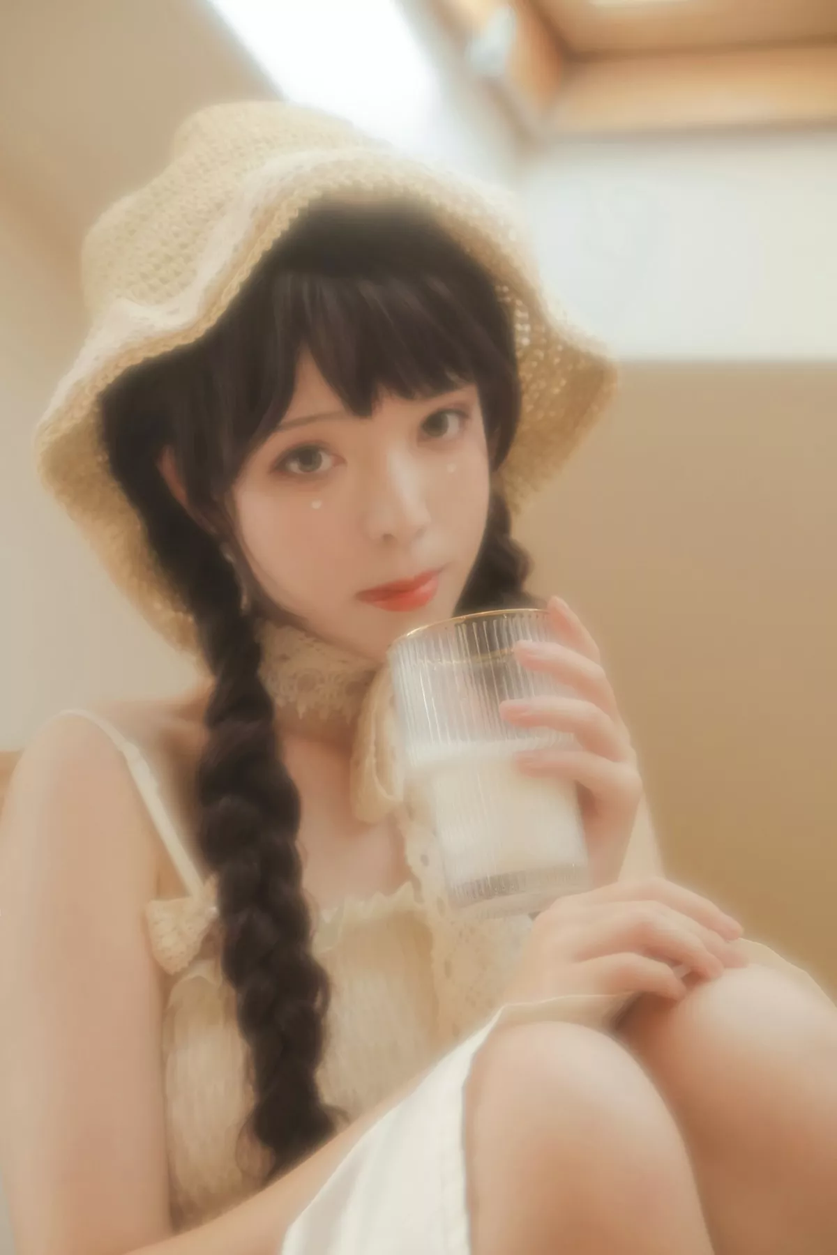 微博妹子Fushii_海堂近距离恋爱主题居家私房性感白色吊带裙秀白嫩美腿诱惑写真40P