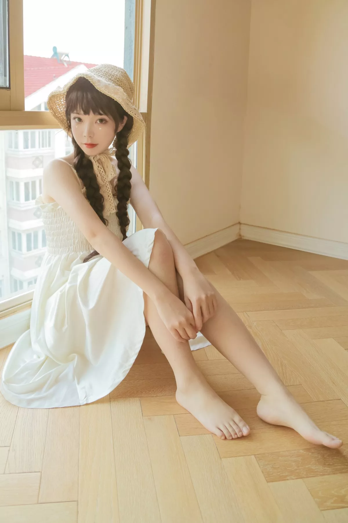 微博妹子Fushii_海堂近距离恋爱主题居家私房性感白色吊带裙秀白嫩美腿诱惑写真40P