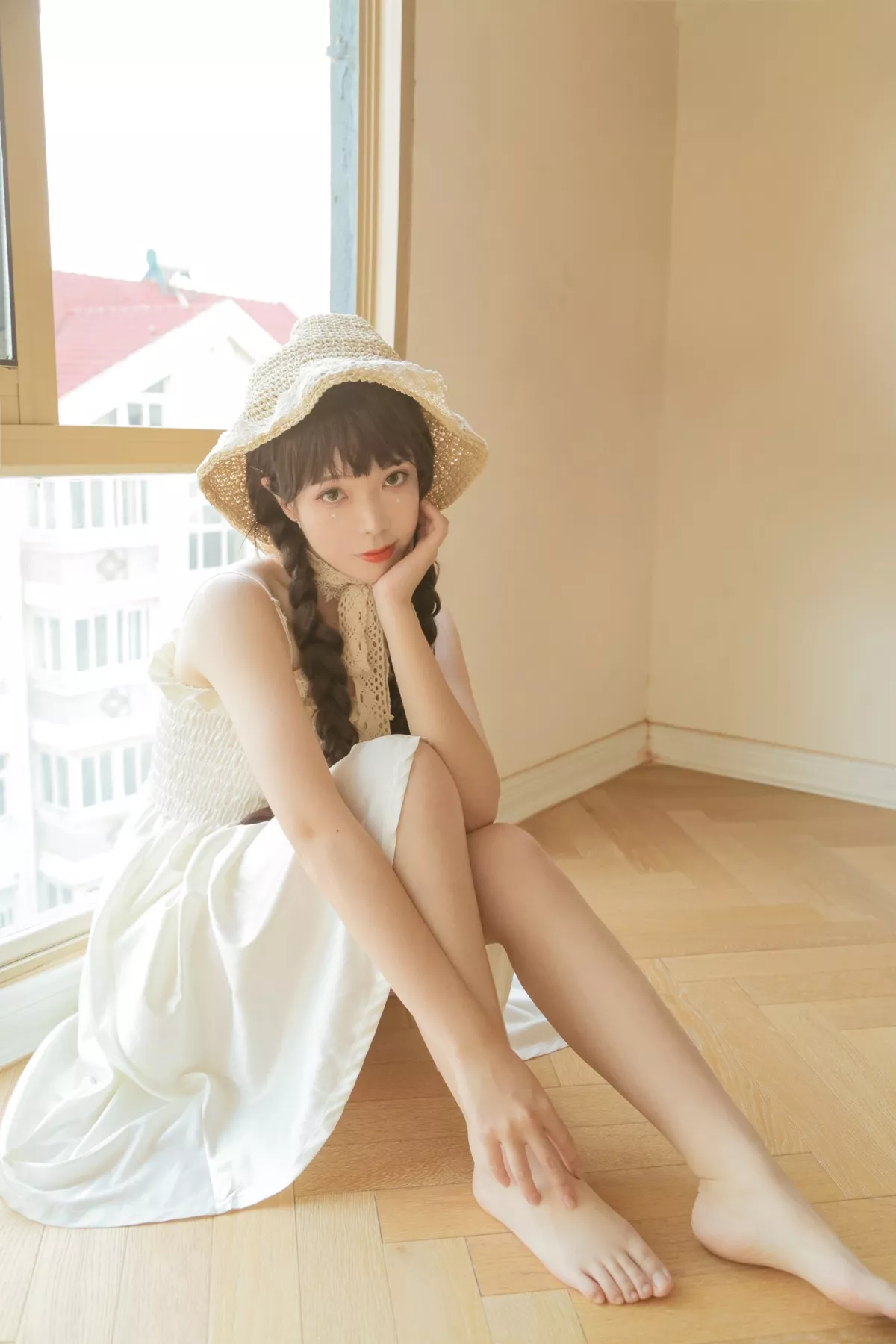 微博妹子Fushii_海堂近距离恋爱主题居家私房性感白色吊带裙秀白嫩美腿诱惑写真40P