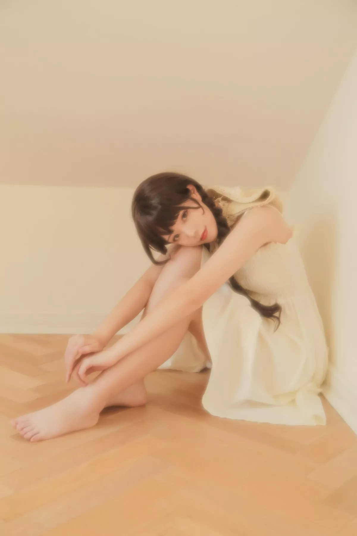 微博妹子Fushii_海堂近距离恋爱主题居家私房性感白色吊带裙秀白嫩美腿诱惑写真40P