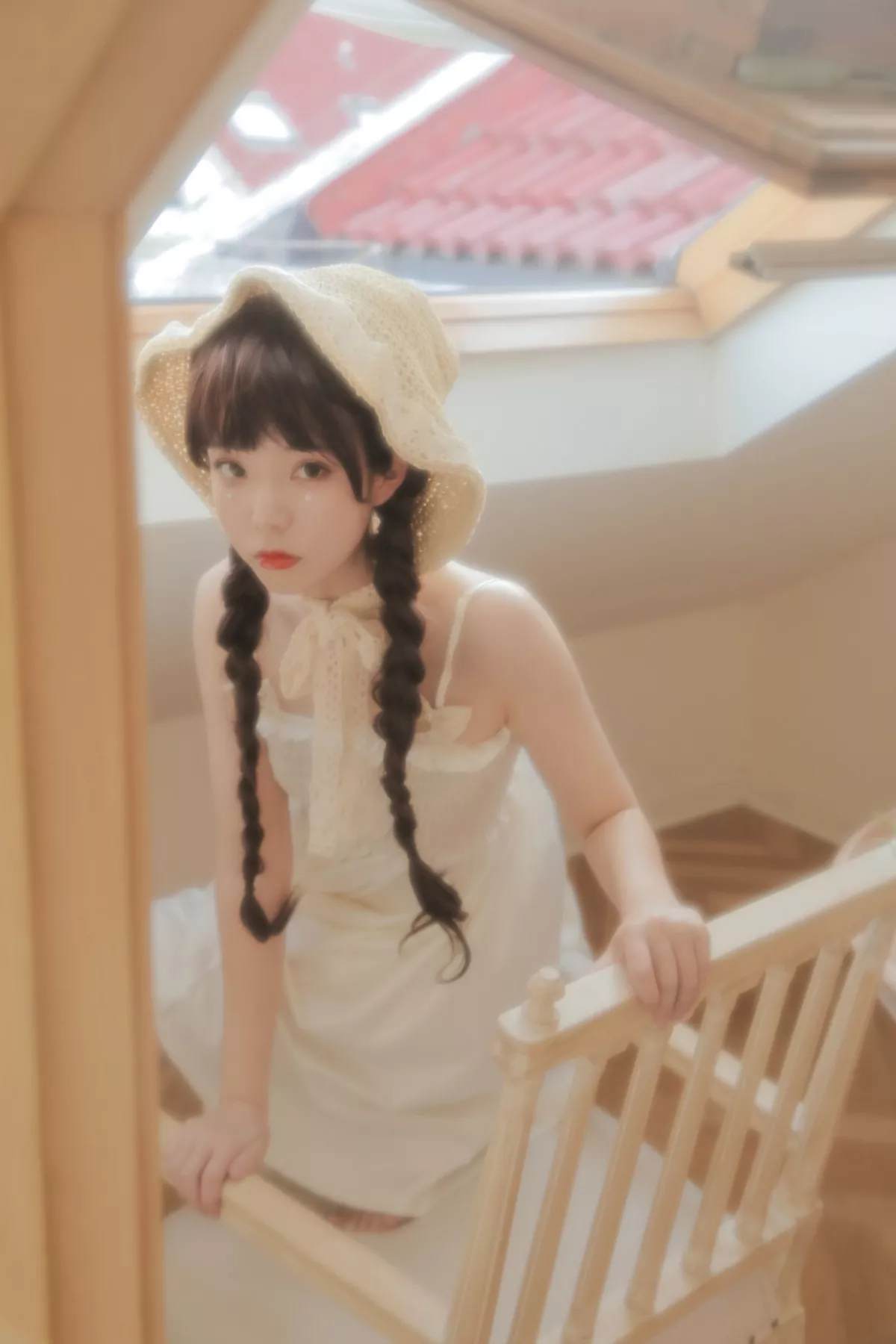 微博妹子Fushii_海堂近距离恋爱主题居家私房性感白色吊带裙秀白嫩美腿诱惑写真40P