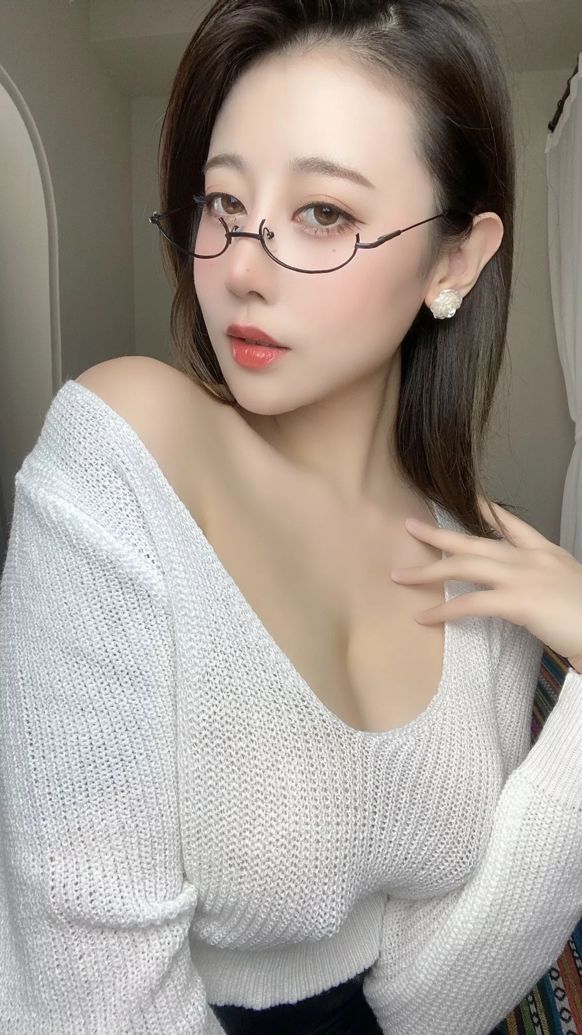 萌妹奈汐酱nice姐姐主题私房真空白色毛衣半脱露傲人豪乳遮点惹火诱惑写真75P