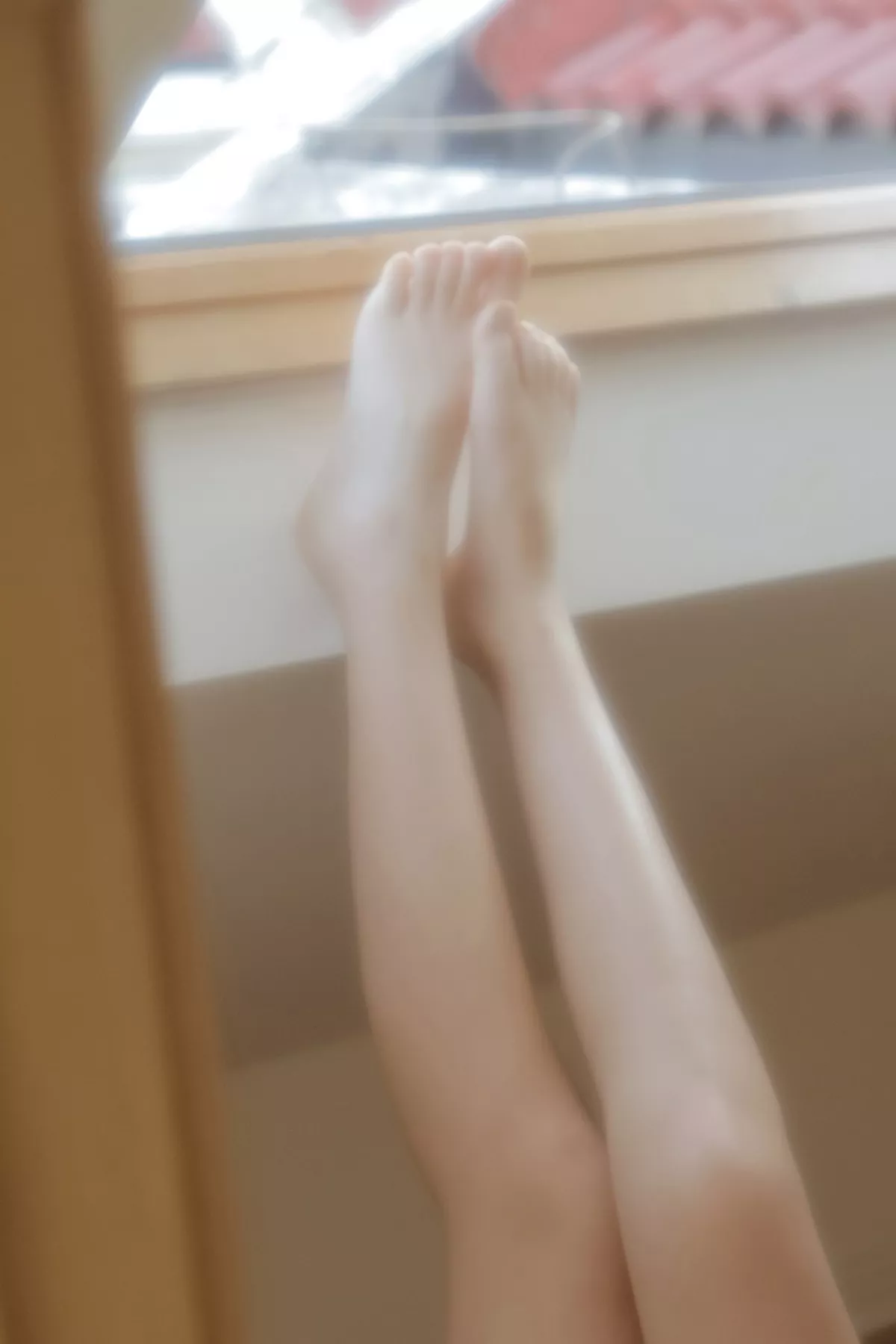 微博妹子Fushii_海堂近距离恋爱主题居家私房性感白色吊带裙秀白嫩美腿诱惑写真40P