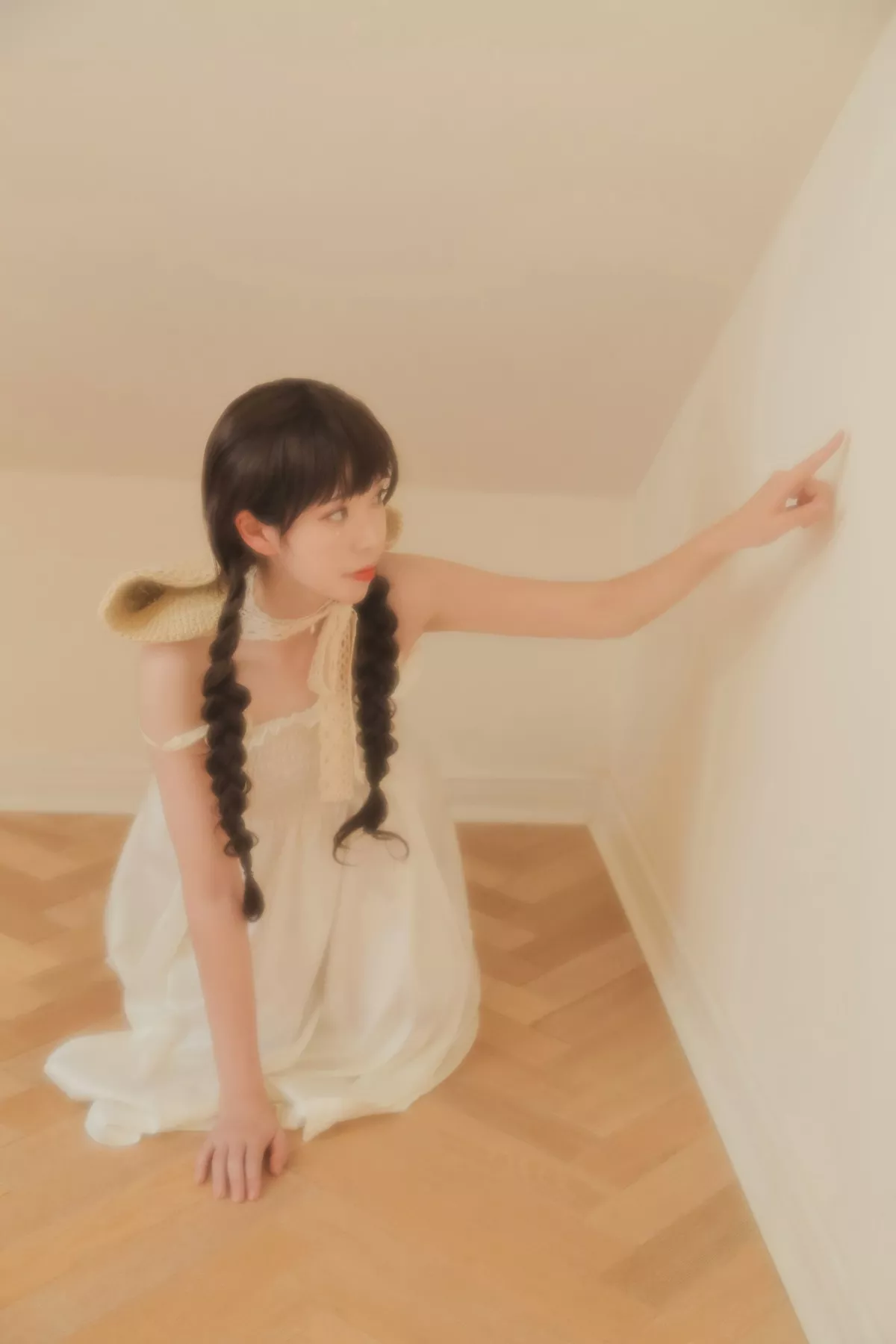 微博妹子Fushii_海堂近距离恋爱主题居家私房性感白色吊带裙秀白嫩美腿诱惑写真40P