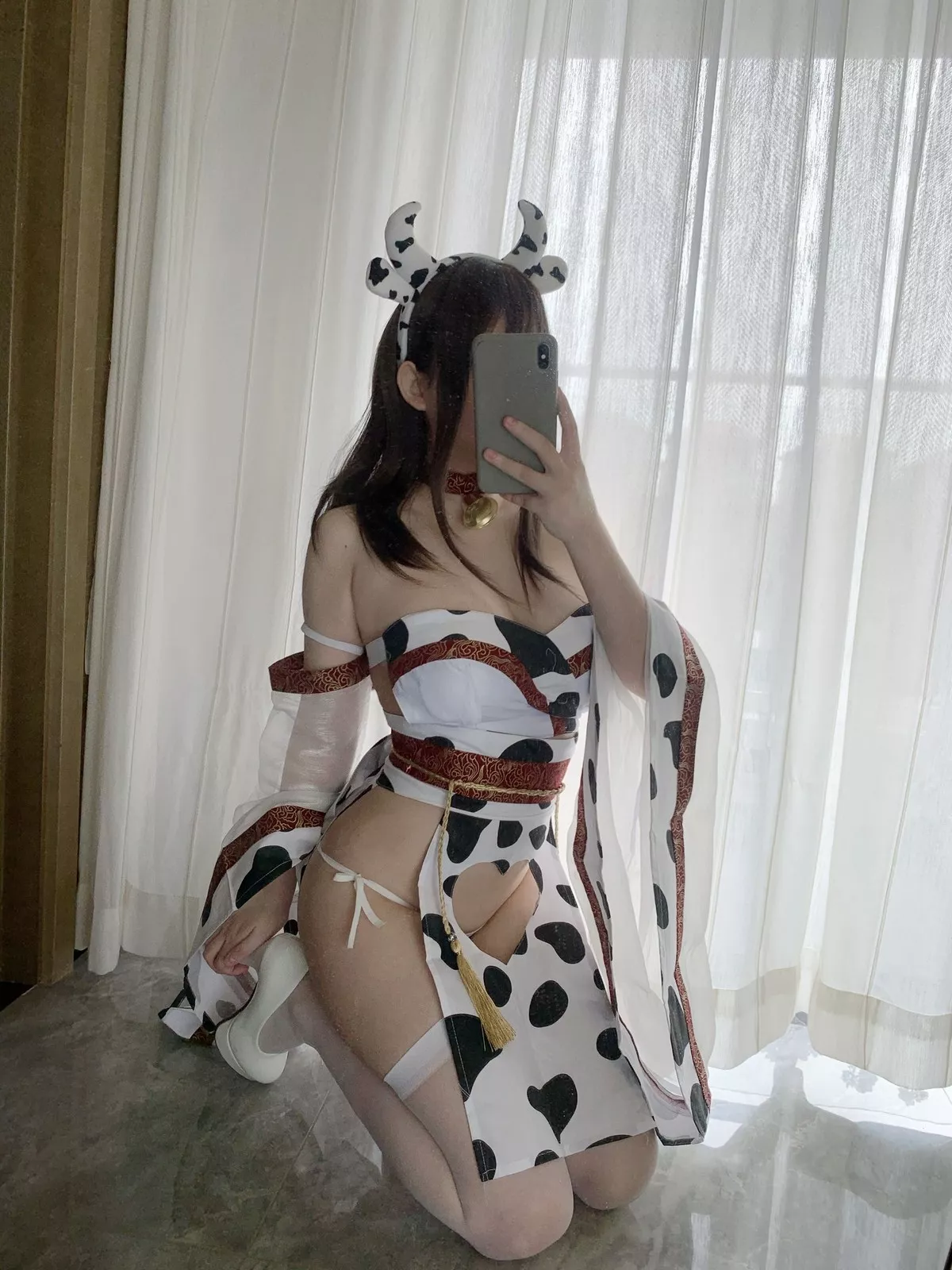 蜜桃少女是依酱呀牛牛和服主题私房脱性感和服露奶牛内衣秀丰满身材诱惑写真34P