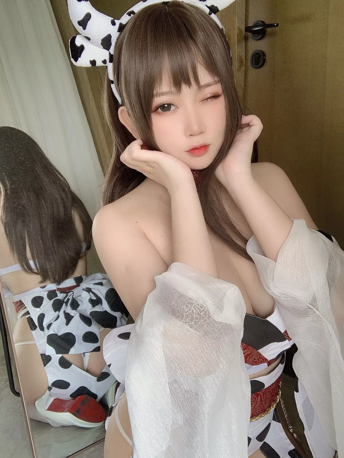 蜜桃少女是依酱呀牛牛和服主题私房脱性感和服露奶牛内衣秀丰满身材诱惑写真34P