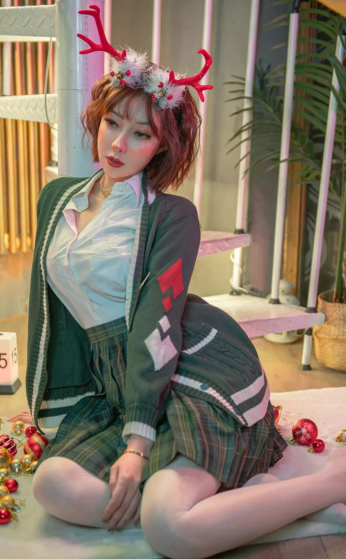 [Ugirls爱尤物]No.2243_模特果儿Victoria假日狂欢主题私房圣诞情趣服饰火辣诱惑写真35P
