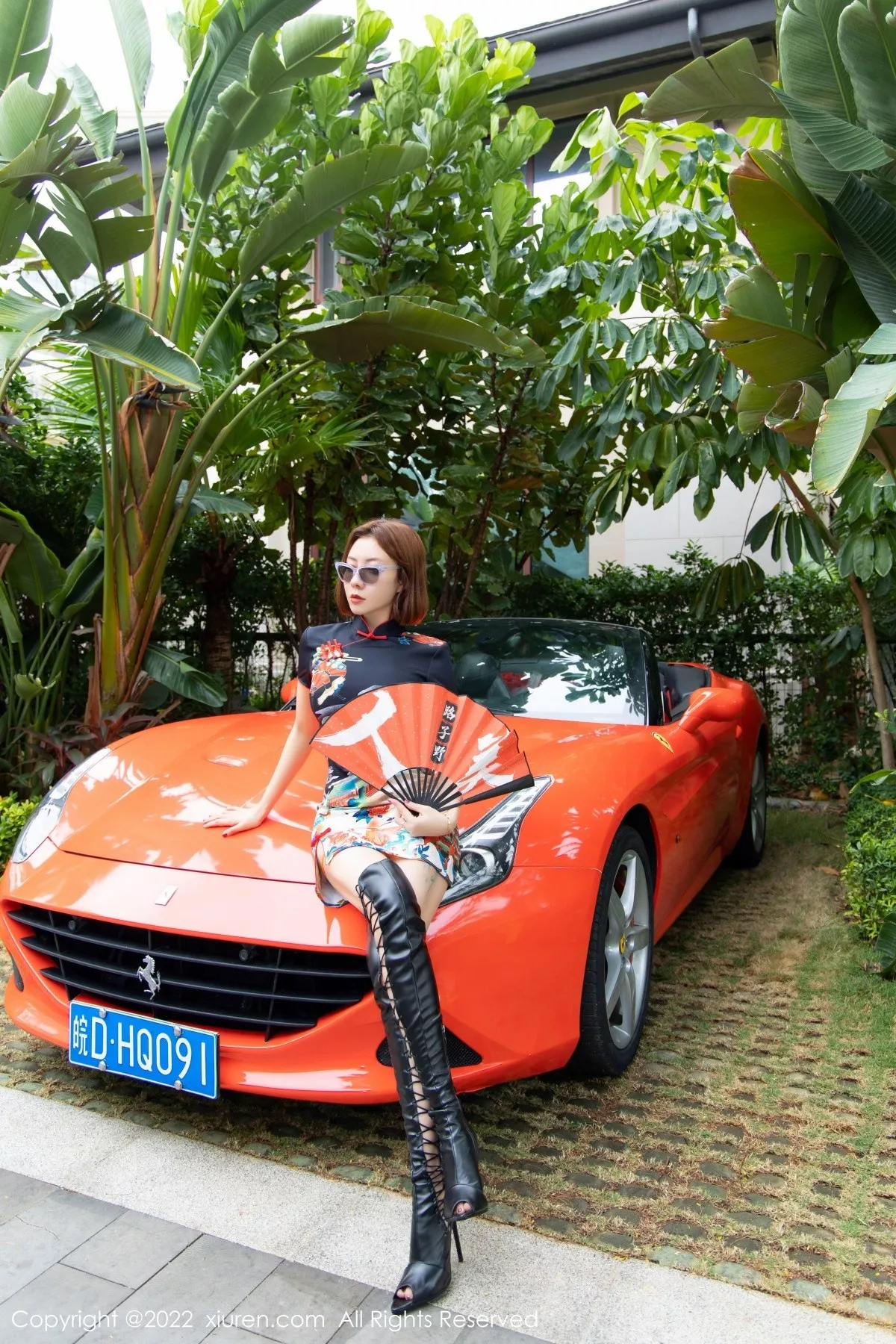 XiuRen第4458期_御姐果儿Victoria三亚旅拍户外机车场景脱旗袍露性感内衣诱惑写真43P
