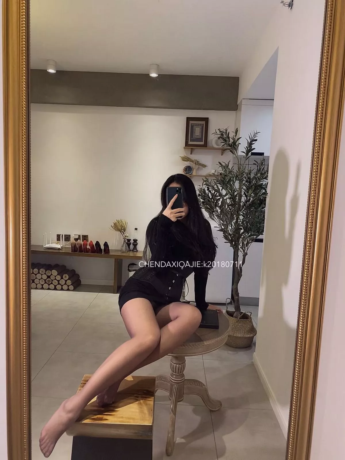 网络美女宸大小姐微信朋友圈精选私房性感丝袜系列秀翘臀美腿迷人诱惑写真75P